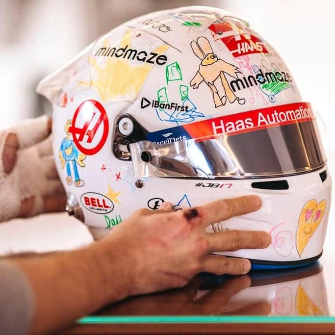 ロマン・グロージャンのインスタグラム：「Can't wait to wear it!!! Every target is good for my road to recovery. My kids are absolutely mega at designing helmet, aren't they? #r8g #kids #helmet #daddy  📸 @helenepambrun」