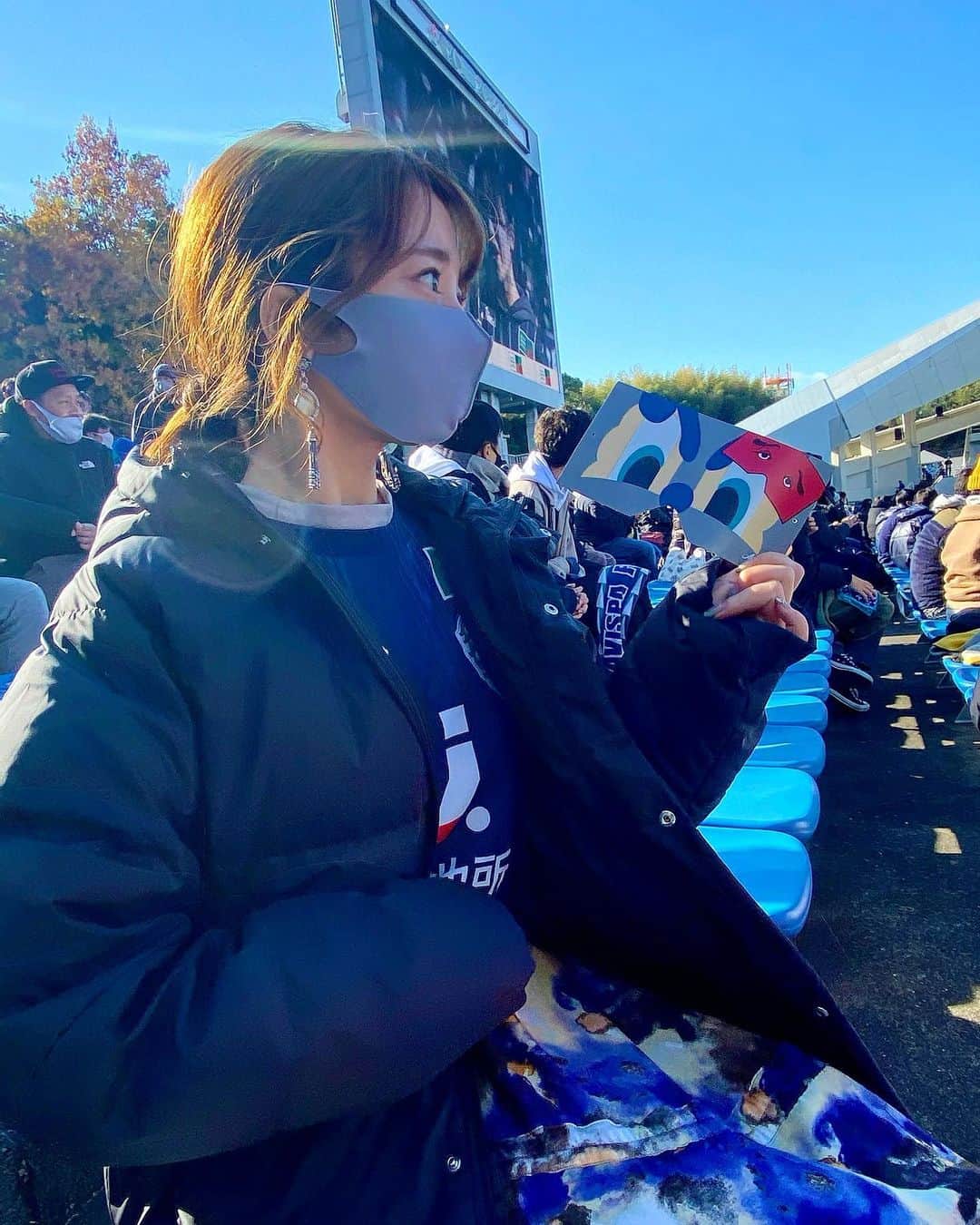 YUMIのインスタグラム：「. アビスパ福岡 最終節1-0で勝利👏🐝💙  今日は試合の途中から、なんだか 胸にグッとくるものがあって終始うるうるしてた🥺  2020年、誰も予期せぬことが起きて 厳しいシーズンだったと思います。  そんな中でも、真っ直ぐに戦う 選手の皆さんの姿をみて勇気を貰いました✨  沢山ワクワクさせてもらった 今シーズン！  来シーズンはJ1の舞台で🔥💪  改めてアビスパ福岡、長谷部監督、選手の皆さん！ 関係者のみなさん、サポーターの皆さん！  J1昇格‼️ 本当におめでとうございます✨☺️  そして、感動をありがとう！！💙  アビスパを離れてしまう選手もいますが、 これからもずっと応援しています☺️📣  アビスパに出会えてよかった✨  （寒さで3.4枚目みたいに進化した） あと、やっとマスク手に入れました😷✌️ 博多織のも買ったから、その日の気分で選ぶ🍜」