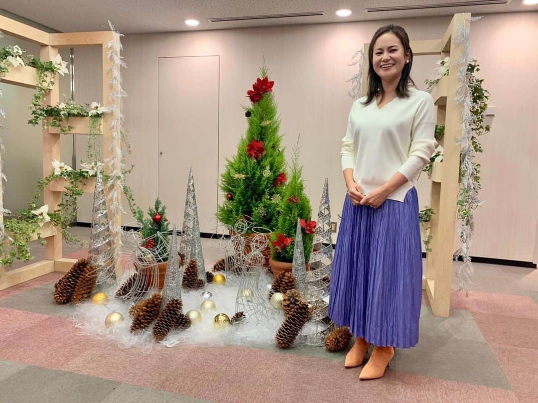 のインスタグラム：「今日で年内最後の @fujitv_spark 出演を終えましたー！今年はキャスターというお仕事を通じて、色んな経験をさせて頂きました…！！未熟な私ですが、中村アナ、 @manami_miyaji アナ、鈴木アナ、そしてスタッフの皆さんに沢山支えて頂きました😭✨また来年も引き続き、頑張って参ります！！個人的には @kanako_m_official ちゃんにもお会い出来て、年内最後を締め括るに辺り、凄く嬉しい夜でした😊  そして本日もヘアメイク、衣装と可愛いかった☺️✨ @mikuogawa_stylist さん、　　@kazu2.23 さんありがとうございました！！#spark #フジテレビ #来年も頑張るぞー！！  最後に、少し早いですが、メリークリスマス🎄🎅🎁✨」