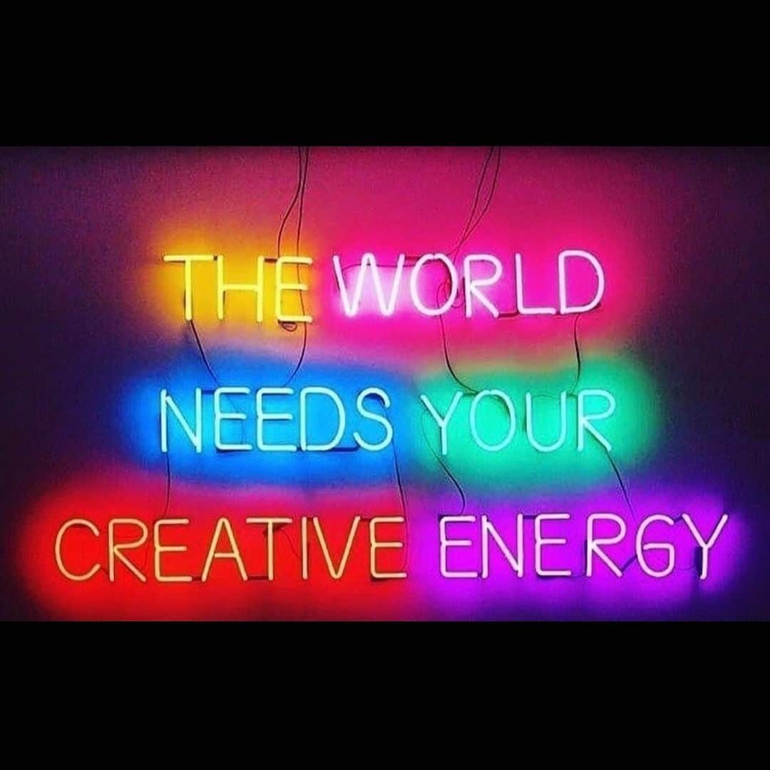 マンディー・ジルーのインスタグラム：「Create a life you love! ⁣💛💗💙💚❤️💜」