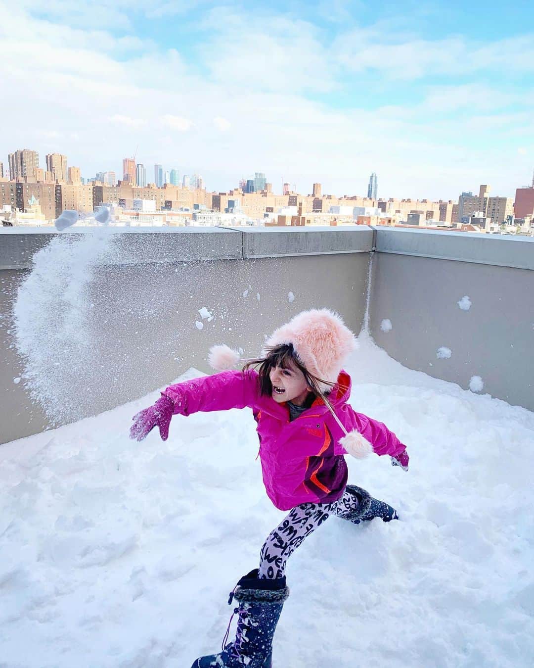 Ilana Wilesさんのインスタグラム写真 - (Ilana WilesInstagram)「There are few things more magical than a rooftop snowball fight in NYC. Look at all the joy in Harlow’s little face! This was Frankie’s first time in the snow too. She’s still injured but I could tell she liked it. Swipe left. Jury is still out on how she feels about the dirty snow on street level. 🙃 We will continue to pretend it all looks as pristine as the snow up here! Oh! And while we were tossing snowballs, Harlow noticed another group of people having a snowball fight on their roof a few blocks down. And a finished snowman on top of another building. Rooftop life is truly one of my favorite parts of living up high in NYC!」12月21日 1時46分 - mommyshorts