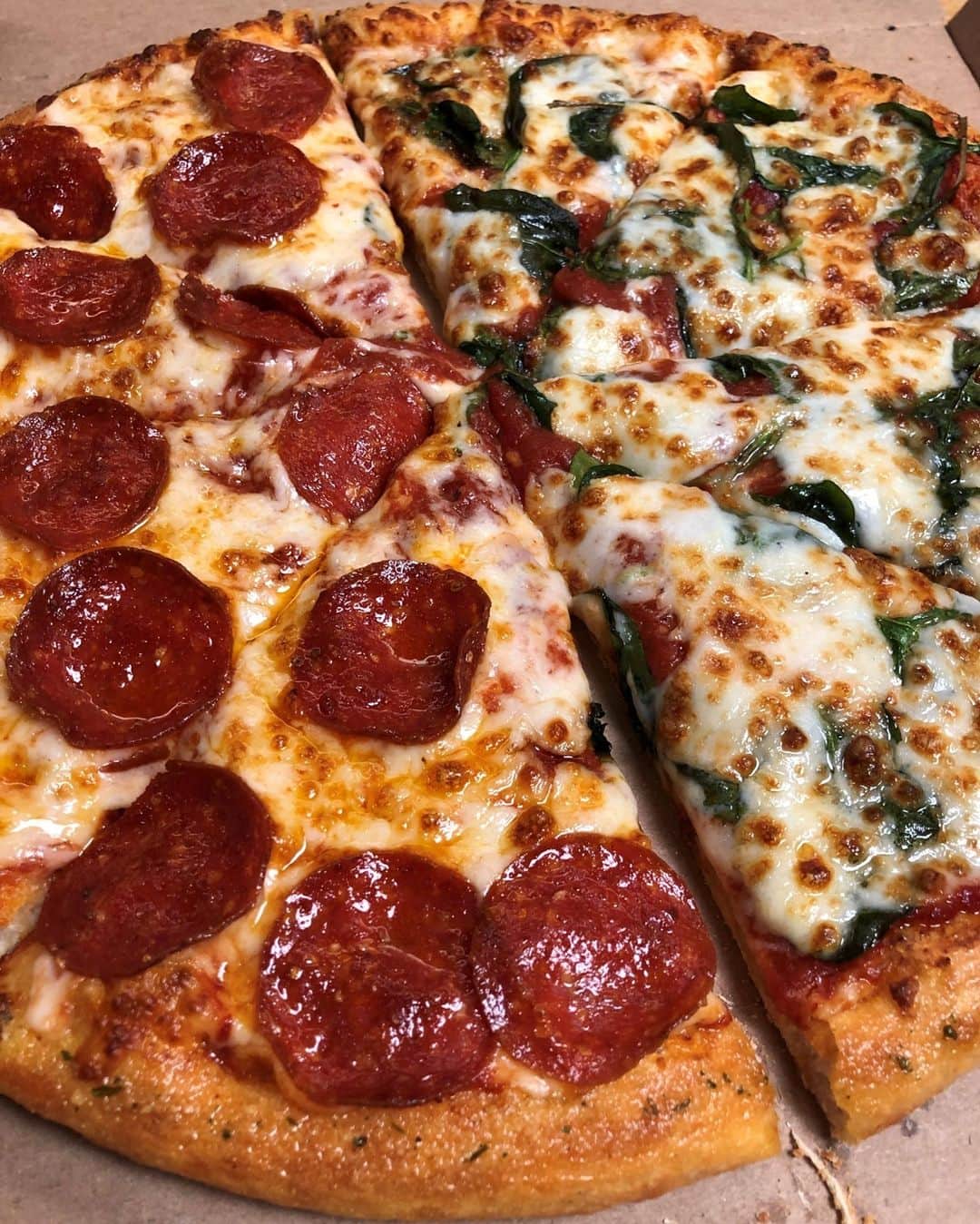Domino's Pizzaさんのインスタグラム写真 - (Domino's PizzaInstagram)「Slice from the left or slice from the right?」12月21日 2時00分 - dominos
