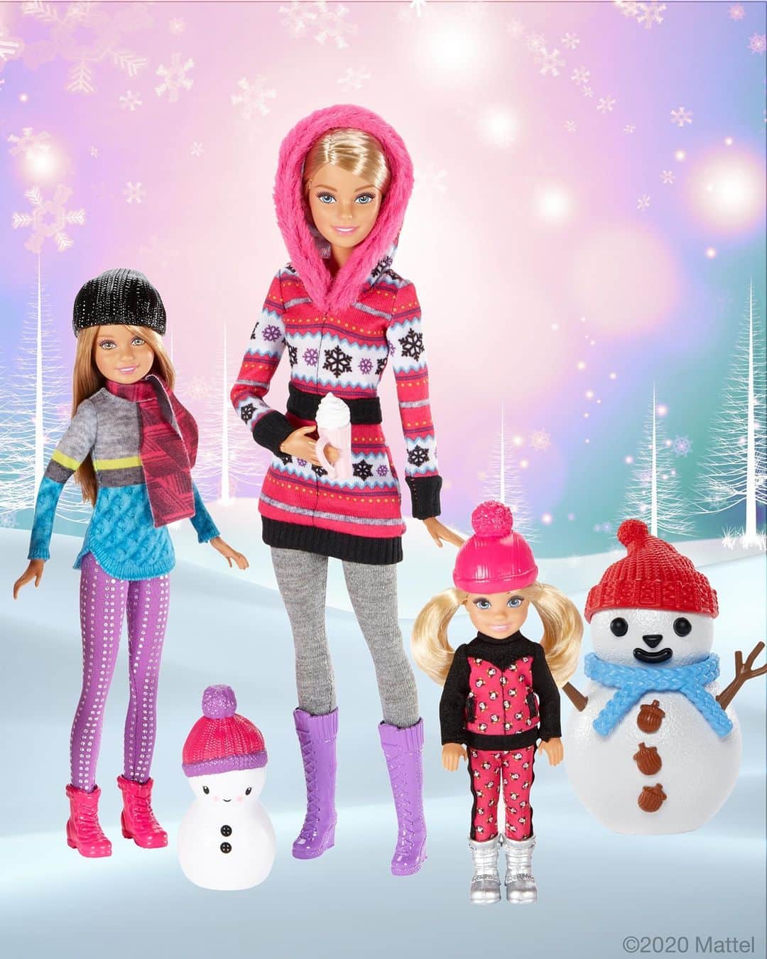 バービーのインスタグラム：「Snow day! ⛄️ Are you keeping cozy indoors, or bundling up to build a snowman? #Barbie」
