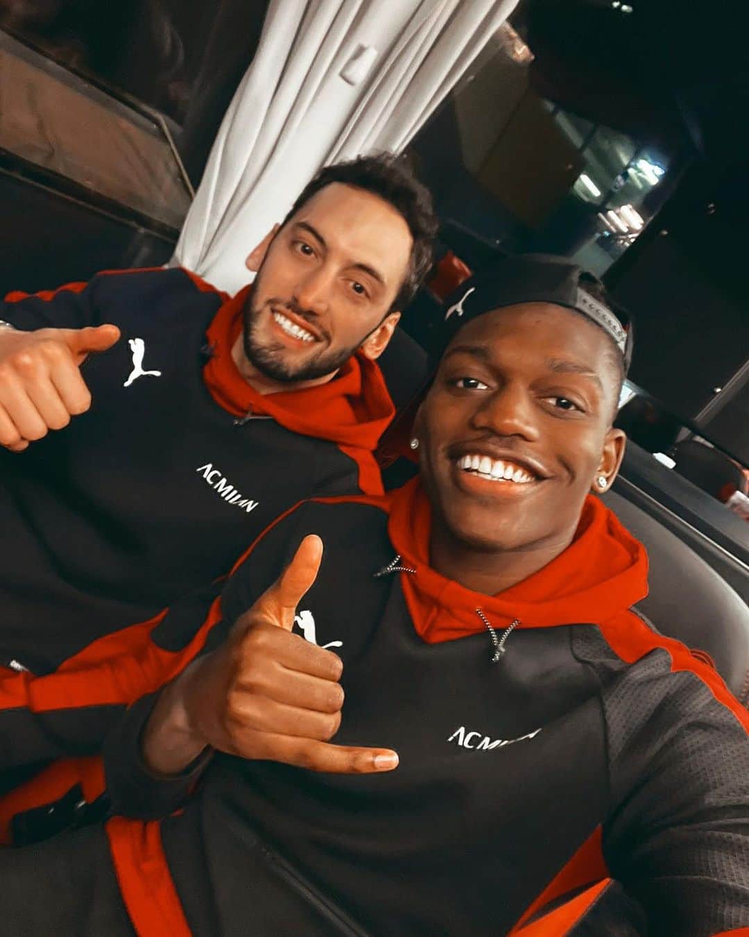 ハカン・チャルハノールのインスタグラム：「Selfie con lo spacca-record 😝🤳 +3 💪  Rekor kırıldı, 3 puan alındı, selfie çekildi 😄🤳 Güne puanım 🔟  Selfie with the record breaker 😝🤳🔴⚫️」