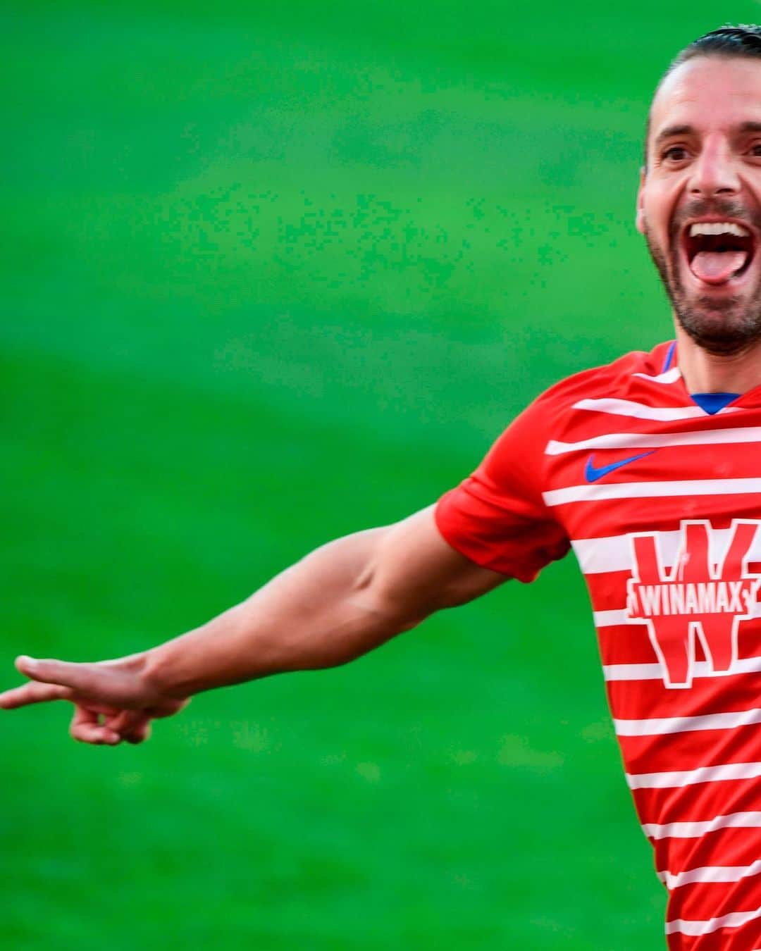 のインスタグラム：「HAPPINESS! 😄  ¡FELICIDAD! 😄  #Soldado #Granada #Goals #LaLiga #LaLigaSantander」