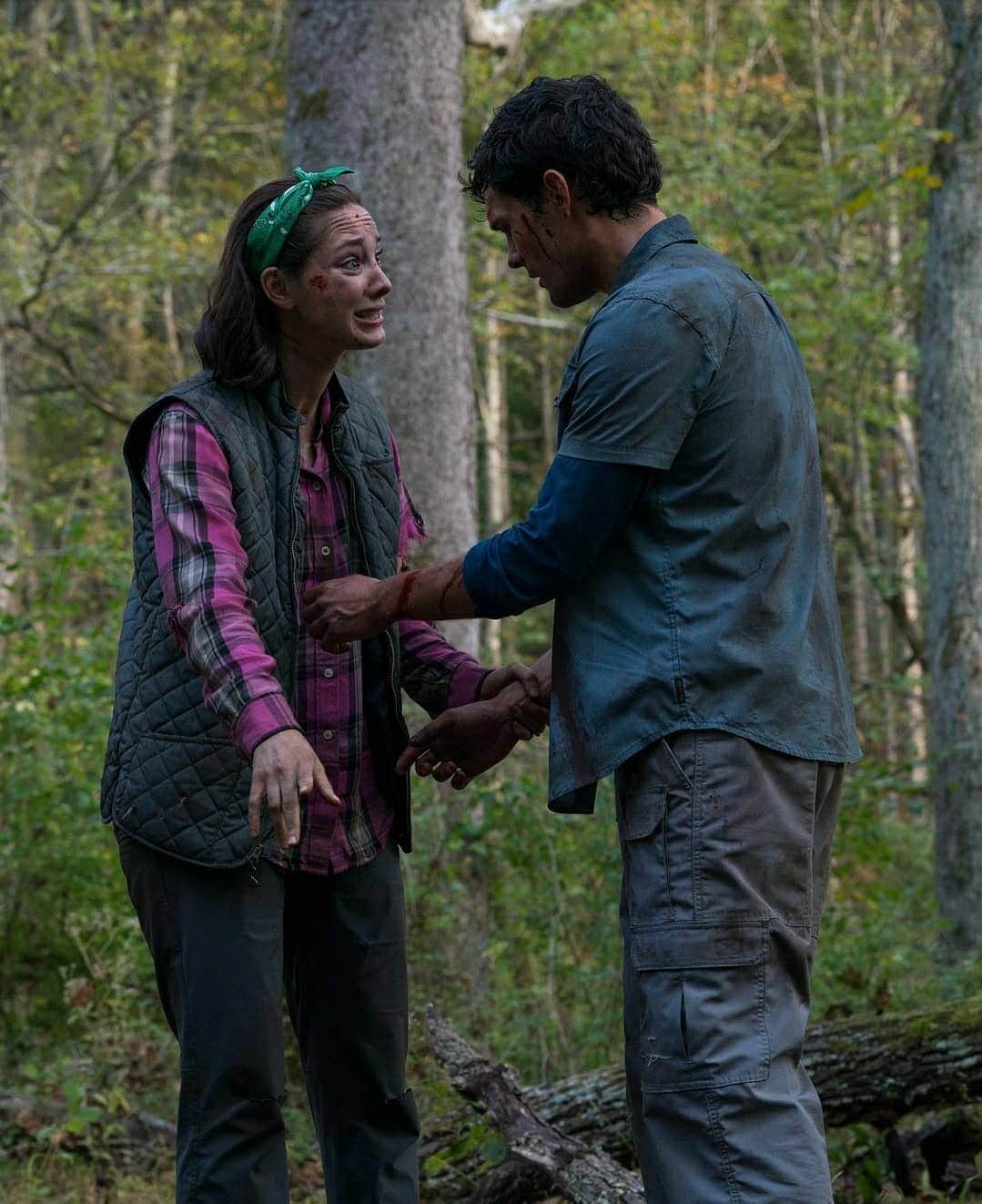 エマ・デュモンのインスタグラム：「Milla and Adam. These city hicks won't know what hit em out in Appalachia. Watch Wrong Turn jan 2021 directed by the amazing @rockfordroad 💗💀🪓🔥💗 #wrongturn #wrongturnthefoundation」