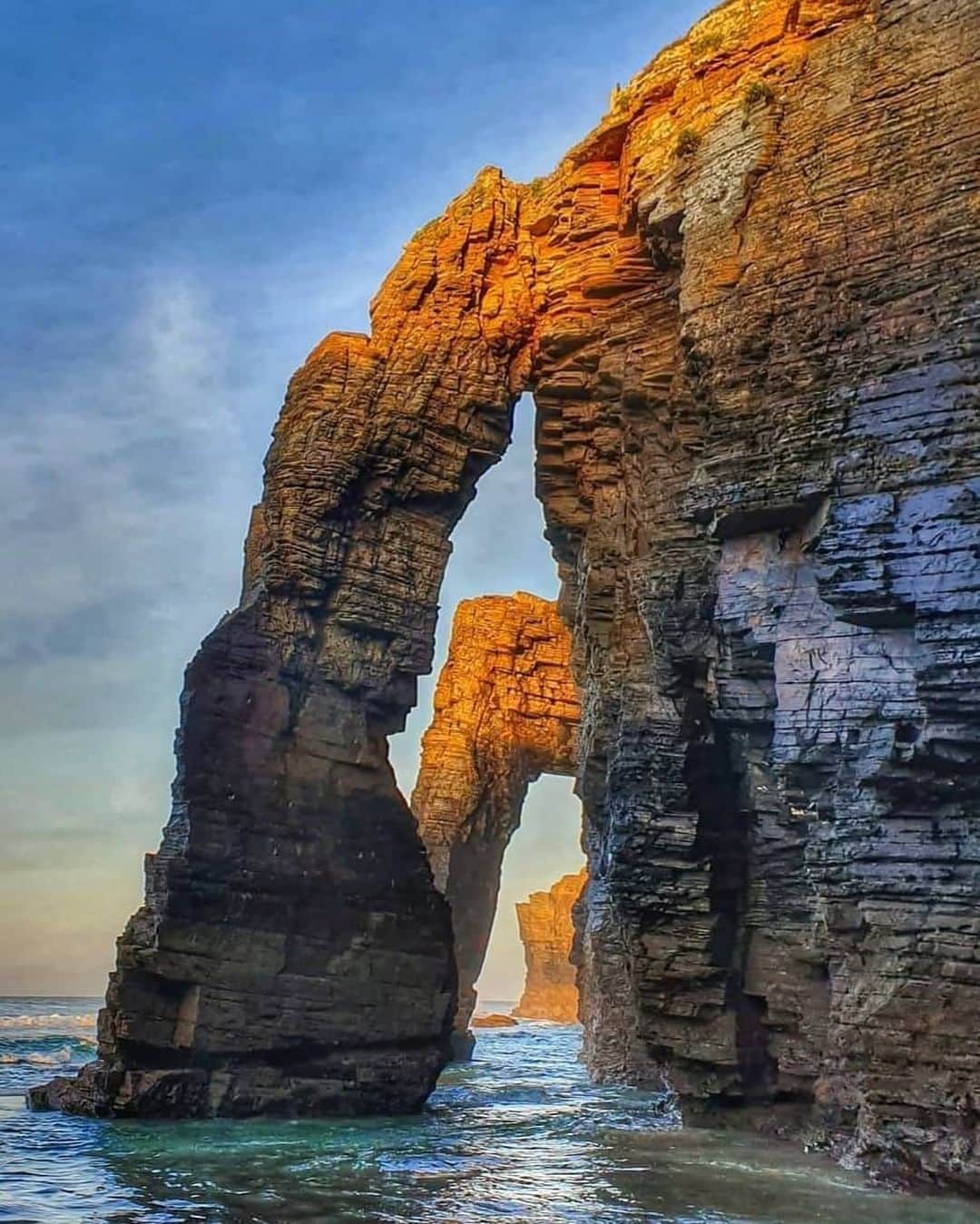 Discover Earthさんのインスタグラム写真 - (Discover EarthInstagram)「Natural stone arches form a walkable "cathedral" at low tide, then disappear entirely when the water returns. 📍 Natural Arches of Playa de las Catedrales (Beach of the Cathedrals, Spain). 🇪🇸  Tip for travelers: From 2015 there is a limit in the number of visitors allowed per day. You can only get your reservation online.   #discoverspain with @javillop16 @happart_official @fernandoaltozano」12月21日 2時10分 - discoverearth