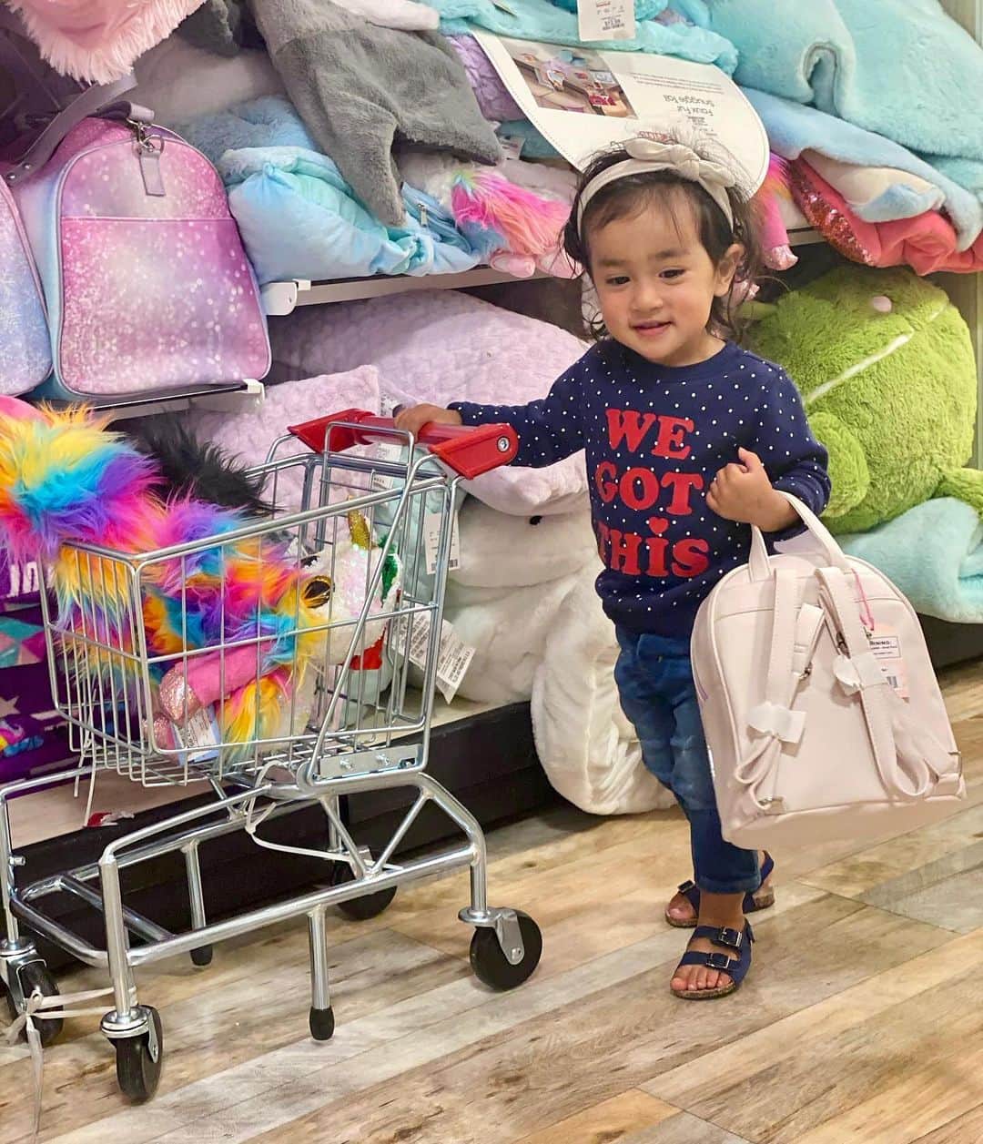 HomeGoodsさんのインスタグラム写真 - (HomeGoodsInstagram)「Load lots of toys and goodies to your sleigh – and get gifts for everyone on your nice list 🎁🛒 #SpendLessGiftBetter (📸: @tiffanyxpadilla)」12月21日 2時15分 - homegoods