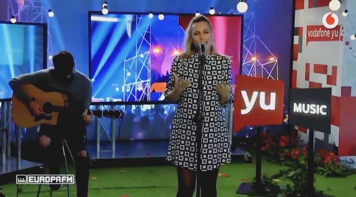 エドゥルネのインスタグラム：「“Como tú”, mi nuevo single, en directo en @europafm con @soycarlosmarco y @lorenacastell  ¡Gracias por todo el cariño que le estáis dando a mi nueva música! 💗💗💗 🎸: @chechuau」