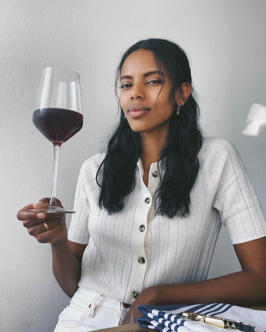 グレースマハリーのインスタグラム：「I do modelling. I do wine. I do nonprofit work. Don’t put me in one box 😎   Thank you @maximmag for the opportunity to highlight classic wines for the holidays. They’re not obscure (like some of the wines in my previous list), they’re actually carried at several retailers and some grocery stores!! I hope you all enjoy safely with your families. Happy holidays!! 🎉🍾🥂🍷」