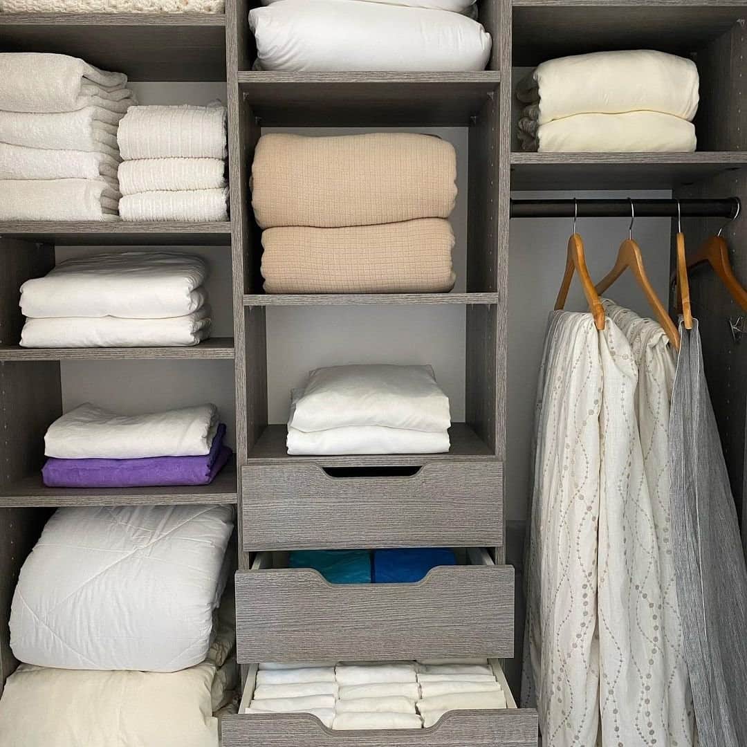 近藤麻理恵のインスタグラム：「If you live with your family or just happen to have a large amount of linens, treat them as komono. To check for joy, don’t just touch them – smell them! Bedsheets that aren't used very often tend to absorb odors to a surprising degree. Photo by @nitido.space.2020.」