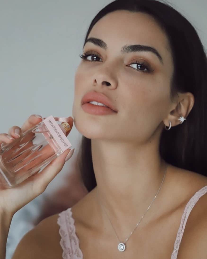 ジョアナ・サンスのインスタグラム：「Ya tengo conmigo la nueva fragancia de Women’secret; Intimate, un perfume femenino, sensual y capaz de revelar muchos pensamientos... Lo he probado en mi espacio más privado y desde aquí, quiero compartir con todos ustedes uno de mis mayores miedos: La oscuridad.  Tengo pavor a la oscuridad absoluta, por eso me encantan lugares claros, luminosos y que inspiren calma...  Y tú, ¿tienes un secreto que quieras compartir?   #IntimateWS #WSfragances #womensecretperfumes @womensecretperfumes @tailoredperfumes @womensecretofficial」