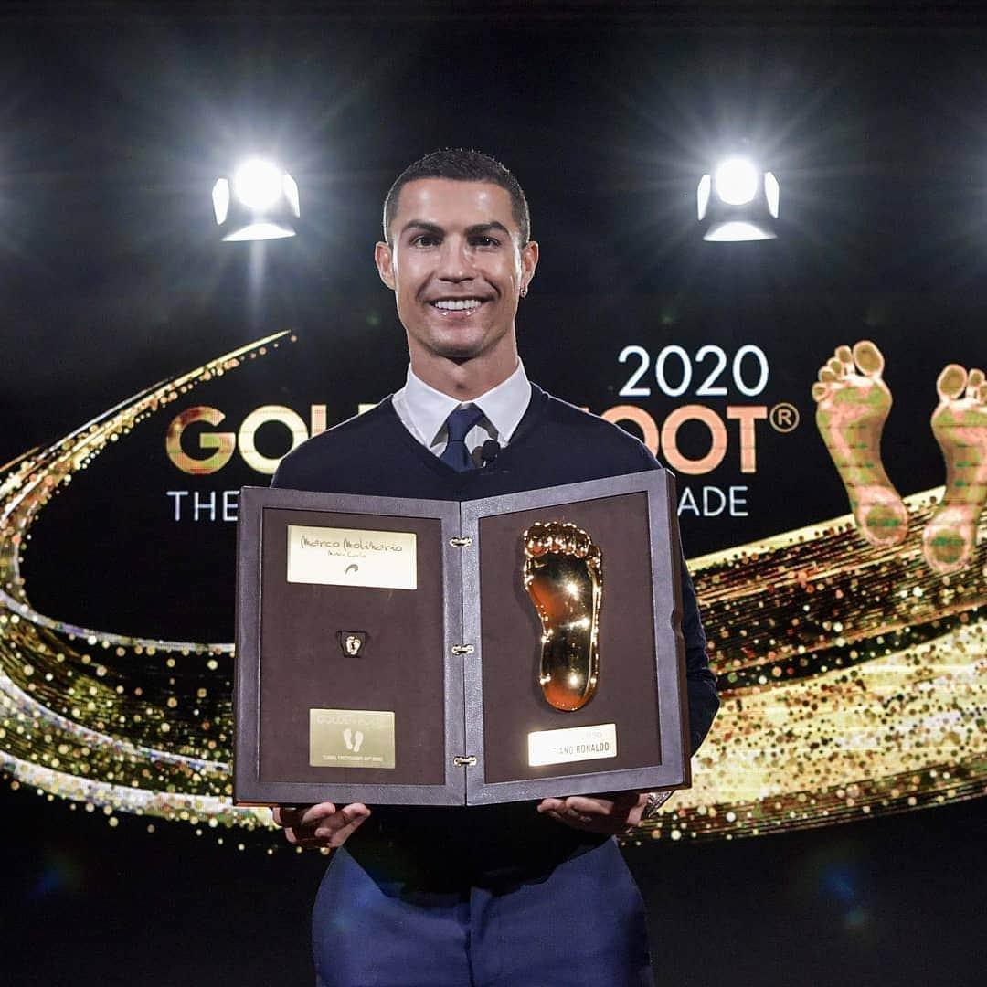 ユヴェントスFCさんのインスタグラム写真 - (ユヴェントスFCInstagram)「👏👏👏👏   Today, @cristiano received the #GoldenFoot Award 2020! 🏆  @goldenfootofficial」12月21日 2時34分 - juventus