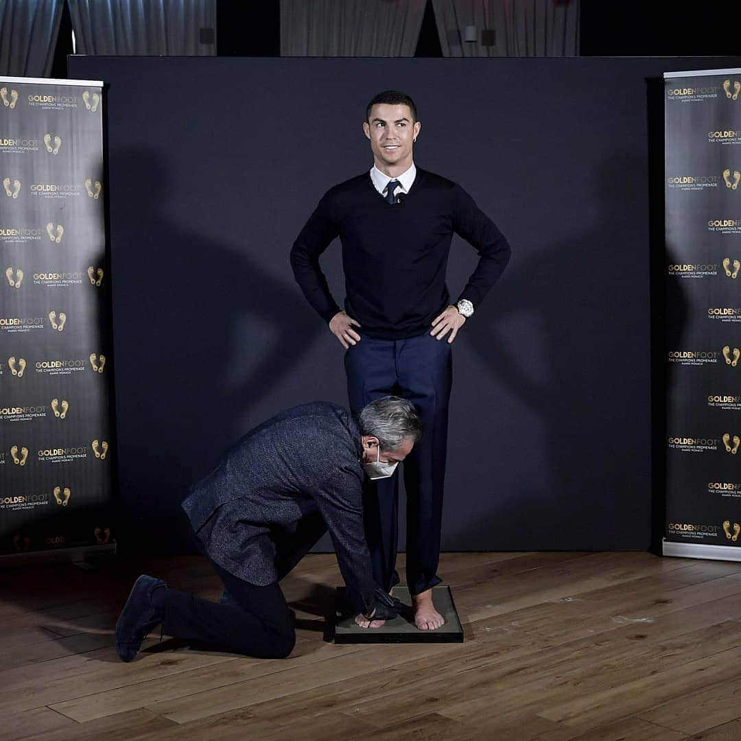 ユヴェントスFCさんのインスタグラム写真 - (ユヴェントスFCInstagram)「👏👏👏👏   Today, @cristiano received the #GoldenFoot Award 2020! 🏆  @goldenfootofficial」12月21日 2時34分 - juventus