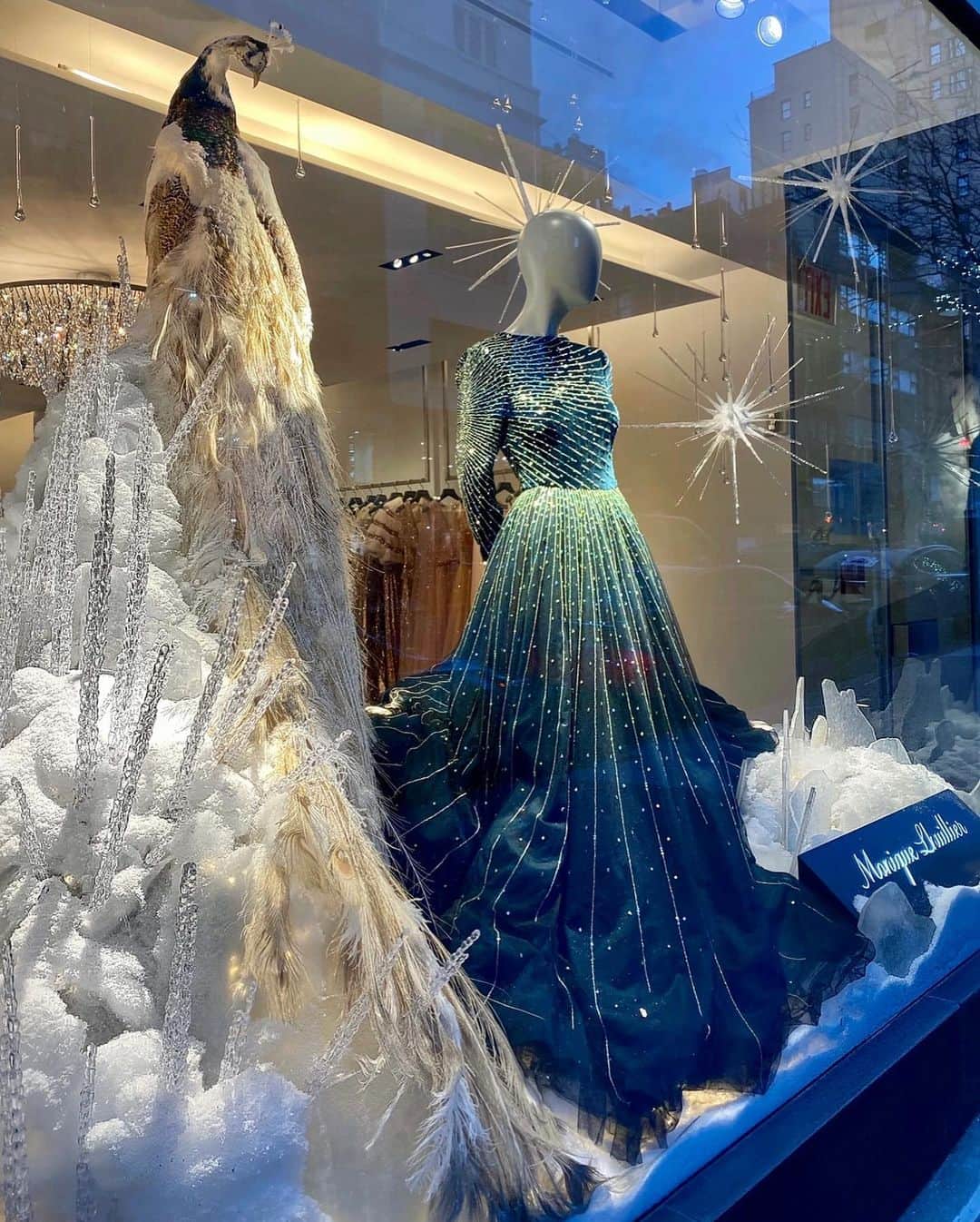 Monique Lhuillierさんのインスタグラム写真 - (Monique LhuillierInstagram)「Let it Snow! ❄️❄️ Our New York Flagship Holiday Windows! ✨✨ #moniquelhuillier」12月21日 2時36分 - moniquelhuillier