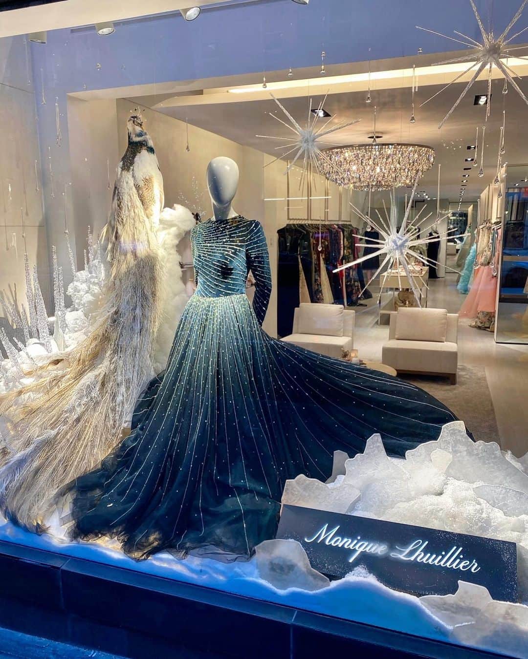 Monique Lhuillierさんのインスタグラム写真 - (Monique LhuillierInstagram)「Let it Snow! ❄️❄️ Our New York Flagship Holiday Windows! ✨✨ #moniquelhuillier」12月21日 2時36分 - moniquelhuillier