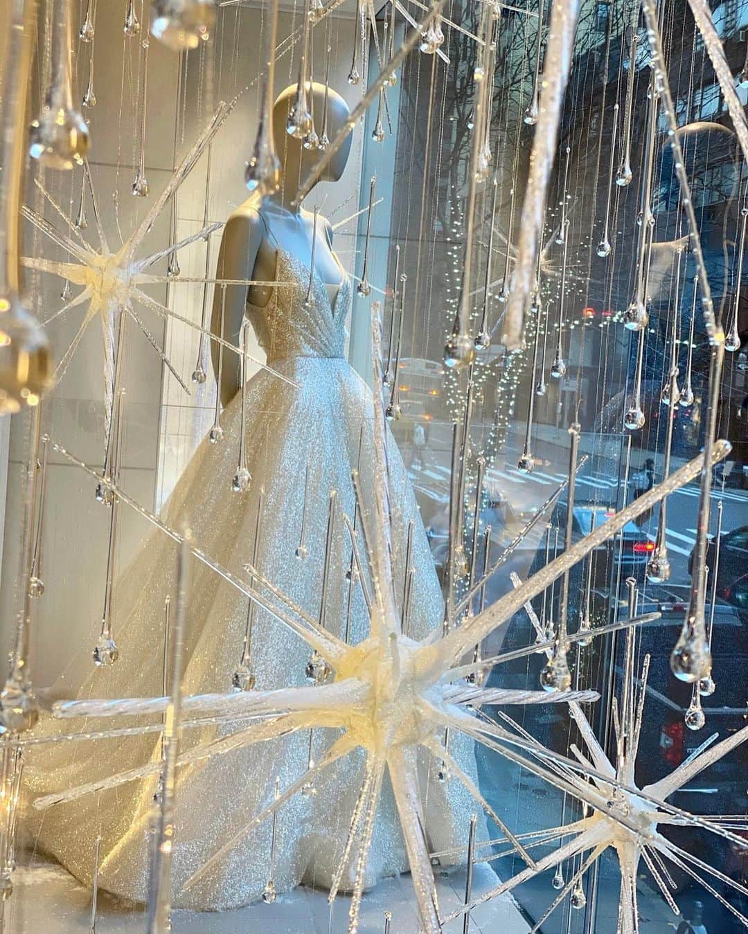 Monique Lhuillierのインスタグラム：「Let it Snow! ❄️❄️ Our New York Flagship Holiday Windows! ✨✨ #moniquelhuillier」
