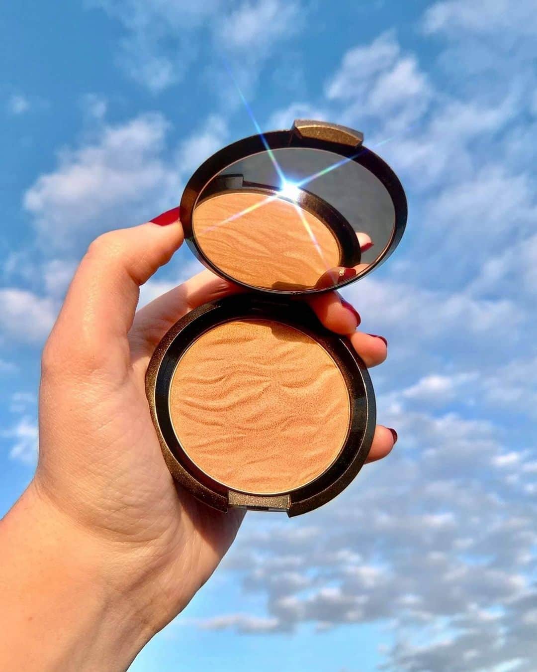 BECCAさんのインスタグラム写真 - (BECCAInstagram)「Sun-kissed in December? ☀️ Bring back your summer glow with Sunlit Bronzers. Created with neutral undertones and an ultra-buttery formula, they apply seamlessly and add a buildable, natural-looking warmth to your complexion even in the winter months.❄   ❄❄Last  day for free 2-day shipping on us.❄❄」12月21日 2時37分 - beccacosmetics