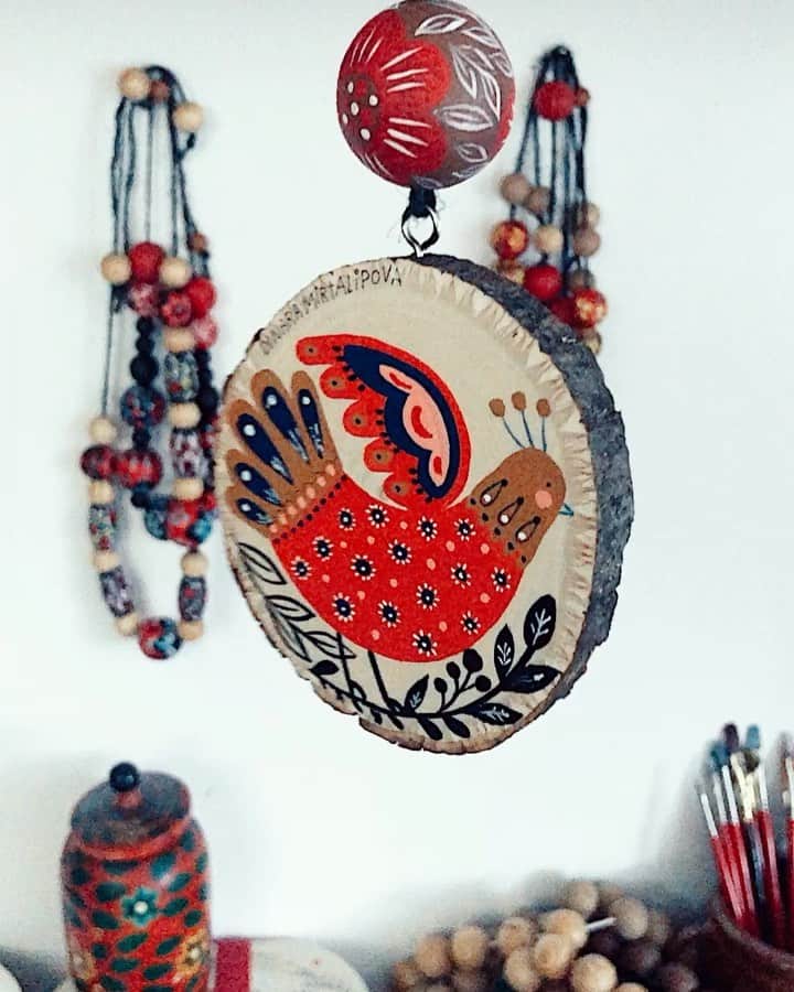 Dinara Mirtalipovaのインスタグラム：「December 20 / Door No.20 “Birdie No.2” the one with the golden tail  #folkart #mirdinara #mirdinaraadvent #mirdinarakokeshiandmatryoshka」