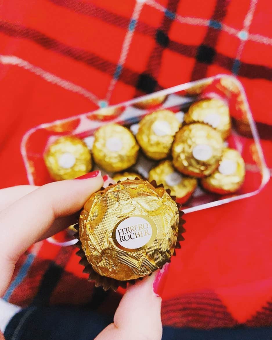 のインスタグラム：「___  Just one of those times that you want to treat yourself with some @ferrerorocherca 😘💕💕 . たまには自分にスイート💕なご褒美😍😍 宝箱開けてるみたいにワクワクがいっぱい詰まってるぅ♥️  #ferrerorocher #christmas #クリスマス #chocolate」