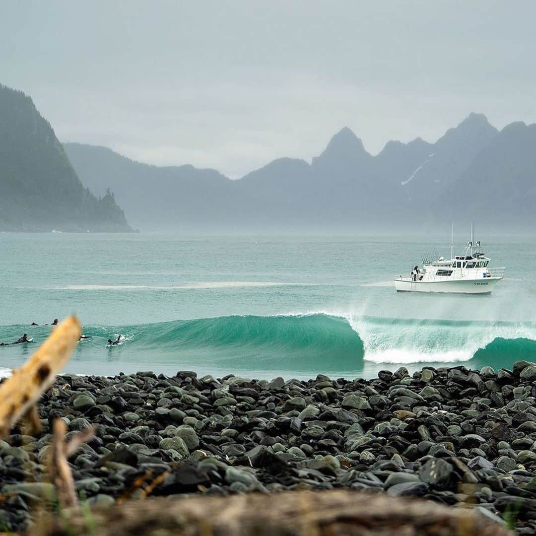ビラボンのインスタグラム：「アドベンチャーの行き先は、アラスカ！ BILLABONGのアンバサダーであるOutdoor Photographer/Filmmaker @chrisburkard によるショートフィルムは必見です。  映像はプロフィールのリンクより！！  そしてメンバーを紹介します↓ @griffin_cola, @tyler_warren, @beccaspeak, @eithanosborne, @chrisburkard and @patstacyfilm aboard 𝘛𝘩𝘦 𝘝𝘪𝘬𝘪𝘯𝘨 with @captainliska ⠀ #BillabongAdventureDivision」