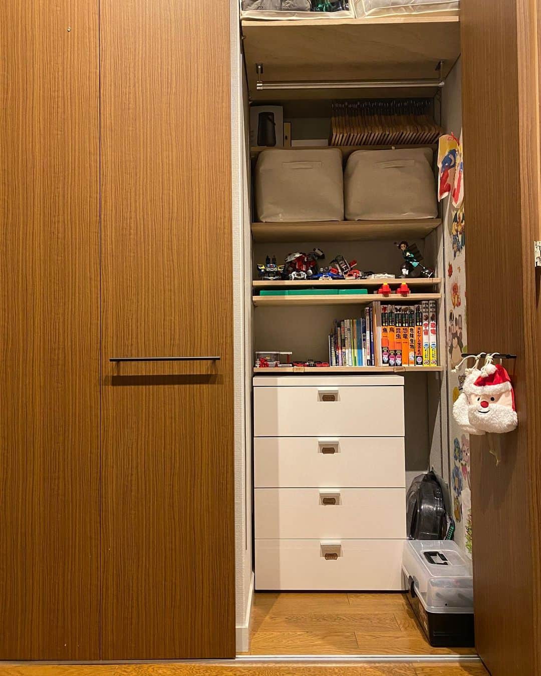 西口理恵子さんのインスタグラム写真 - (西口理恵子Instagram)「. 昨日完成した、7歳息子部屋の全景😍 息子も喜んでくれて何より。 ラベリングも頑張りましたので お片付けも楽々なはず！ といっても息子は私より神経質なので どんどん自分で進化させていくと思います😂」12月21日 12時01分 - rieko_nishiguchi