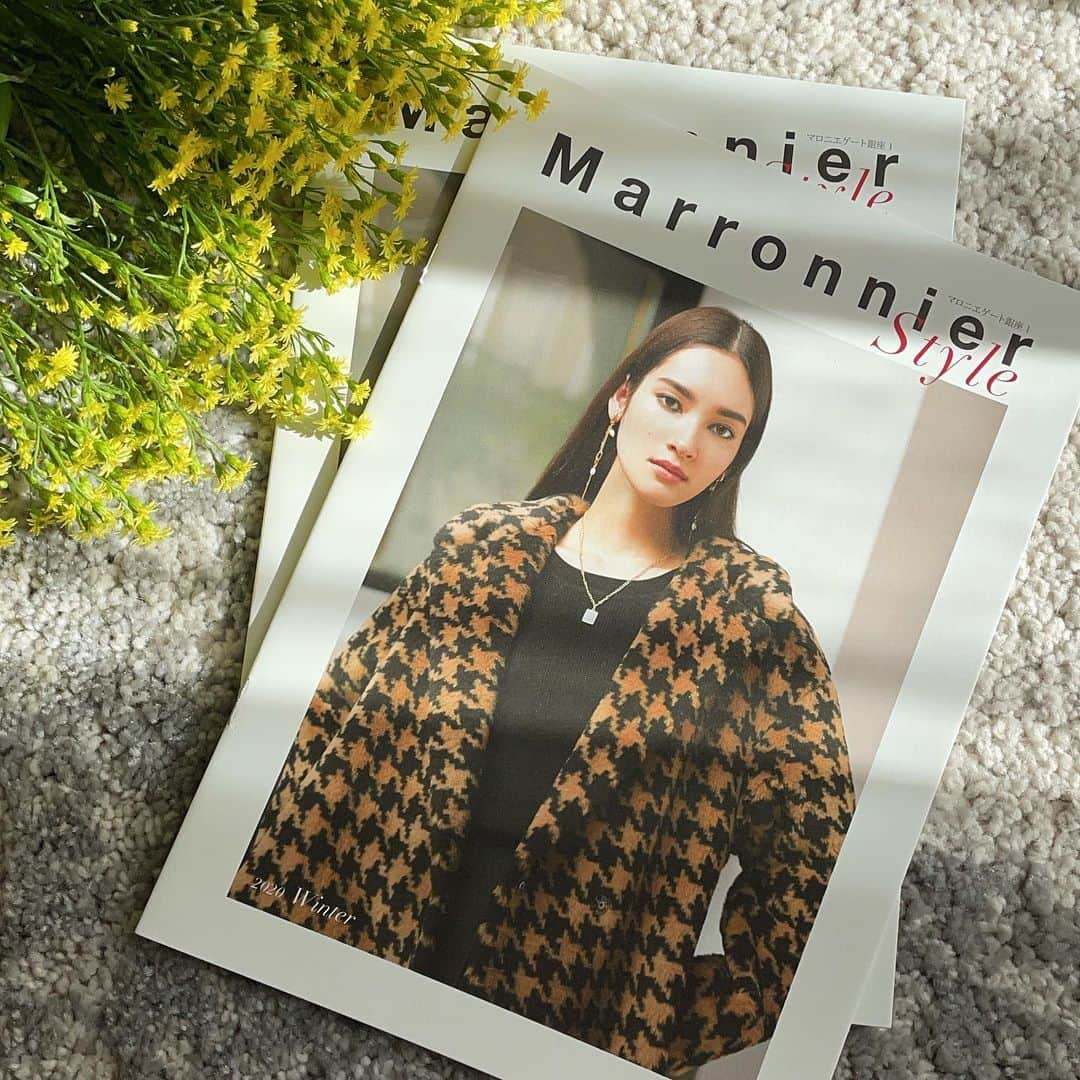 エリサのインスタグラム：「マロニエゲート銀座の「marronnier style 2020 Winter」に出ております☺️館内に置いてあると思いますので、もし見かけた際はチェックしてもらえると嬉しいです🥰  (表紙でつけたピアスが可愛くてすぐにネットで買いました😛 ネックレスも可愛かったな〜)  #マロニエゲート銀座 #marronnierstyle」