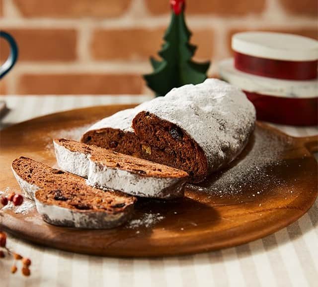 ロッテ ガーナチョコレート【公式】さんのインスタグラム写真 - (ロッテ ガーナチョコレート【公式】Instagram)「＼クリスマス おすすめレシピ／⠀ もうすぐ #クリスマス🎅⠀ 今回はクリスマスをよりおいしく過ごす、⠀ #チョコレートシュトーレン をご紹介します✨⠀ ⠀ ドイツ伝統のクリスマスのお菓子、シュトーレンを⠀ ちょっと大人向けのリッチな味わいに仕上げてみました💖⠀ 日に日に味がなじんで変化していくので、⠀ クリスマスを待つ間中楽しめますよ🎶⠀ ⠀ ぜひクリスマス気分を盛り上げるスイーツ試してみてくださいね😋🌹⠀ ⠀ 詳しい作り方は、ガーナ公式サイトの手作りレシピページをチェックしてね👀🔍🎶⠀ ⠀ #ロッテ #ガーナ #ghana #チョコレートシュトーレン #シュトーレン #チョコレート #おうちスイーツ #手作りお菓子 #チョコ好き #チョコ部 #簡単レシピ #手作りレシピ #クリスマス準備」12月21日 12時05分 - ghana_recipe