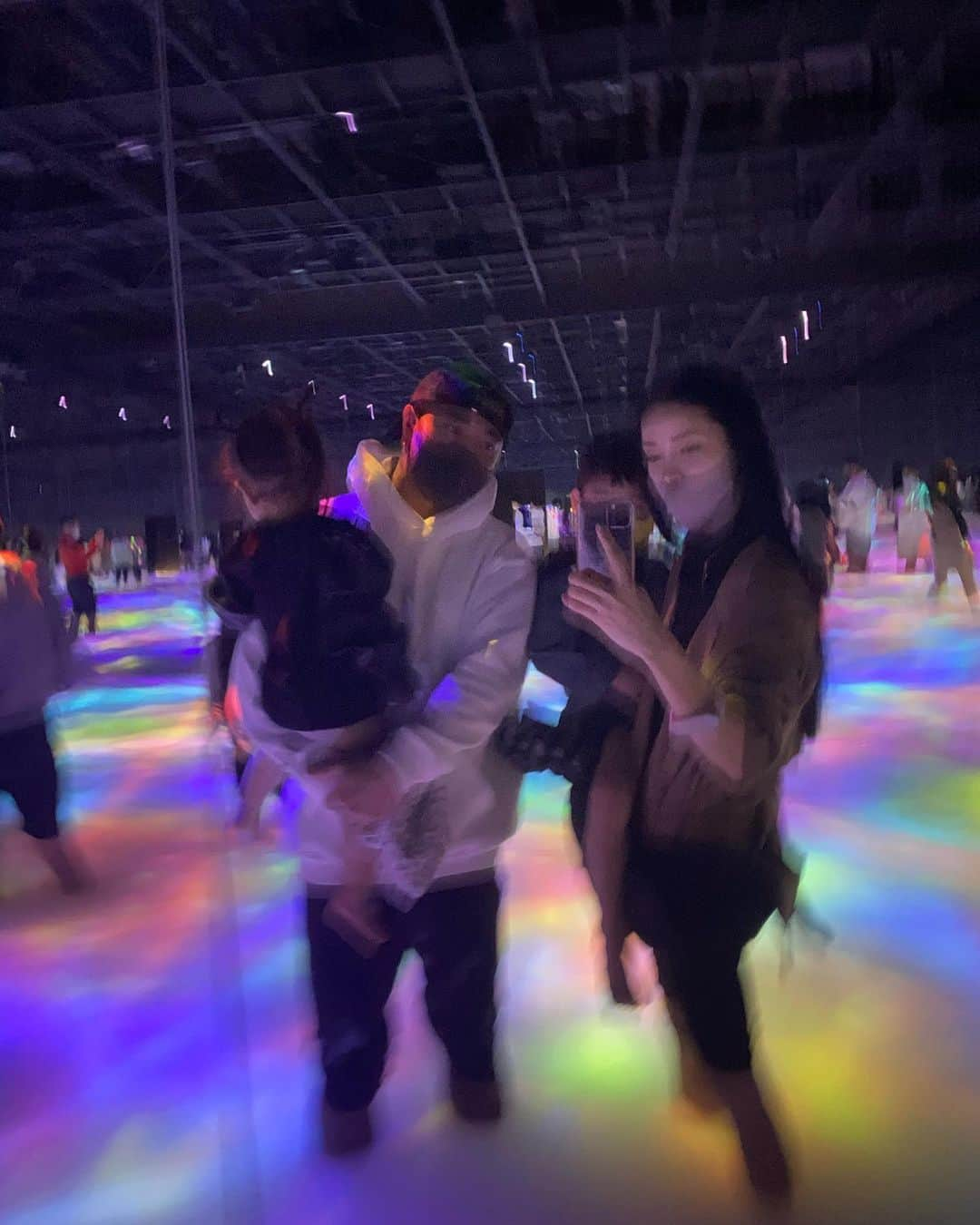 尾崎紗代子さんのインスタグラム写真 - (尾崎紗代子Instagram)「. 豊洲のteamLab Planets 美しすぎて 没入&体感型楽しすぎて  3周しました😉 とにかくどこで撮っても映え祭りなのですが 子供と居るとやはり凝った写真は撮れず。笑 . 子供と一緒に「綺麗だねえ〜」って 綺麗なものを共有できるのって 贅沢な瞬間だなあ〜 .  #momlife #mommylife #mommy  #育児 #男の子ママ #女の子ママ　#ママライフ  #4歳 #2歳  #二人育児 #motherof2 #motherhood  #kidsgram_tokyo  #family #familyphotography #チームラボ #teamlab #teamlabborderless #豊洲」12月21日 12時06分 - osayo_osayo