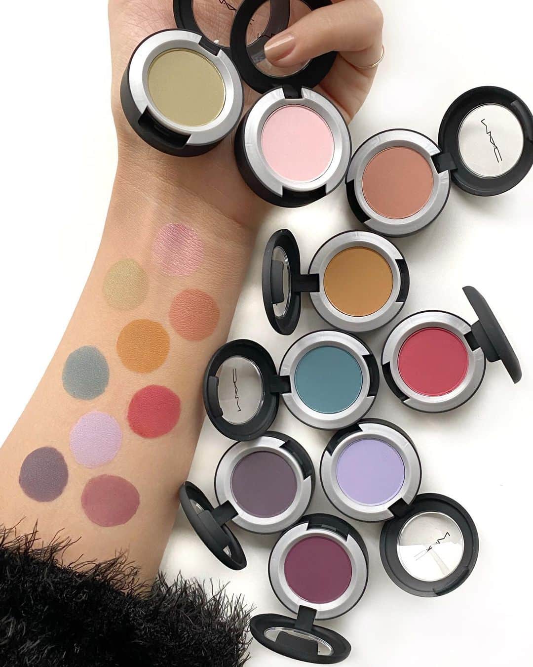 M∙A∙C Cosmetics Japanのインスタグラム：「ハイインパクトに出合える パウダーキス シリーズのアイシャドウ、リキッドリップカラー、リップスティックに新色が登場✨  ㅤ 大胆ながらも柔らかなつけ心地を叶えるパウダーキス✨スワイプしてスウォッチをチェック👉💕  ㅤ *12月22日(火) 公式オンラインショップ先行発売 ※午前10時発売予定。システムの影響により、発売が多少前後する可能性がございます。何卒ご了承ください。 *12月26日(土) 全国発売  ㅤ #MACパウダーキス #MACPowderKiss #MACCosmeticsJapan #MACコスメ #マックコスメ #MACCosmetics #コスメ #メイク #アイシャドウ #スモールアイシャドウ #アイメイク #コスメ紹介 #macリップ #リップスティック #リップメイク」