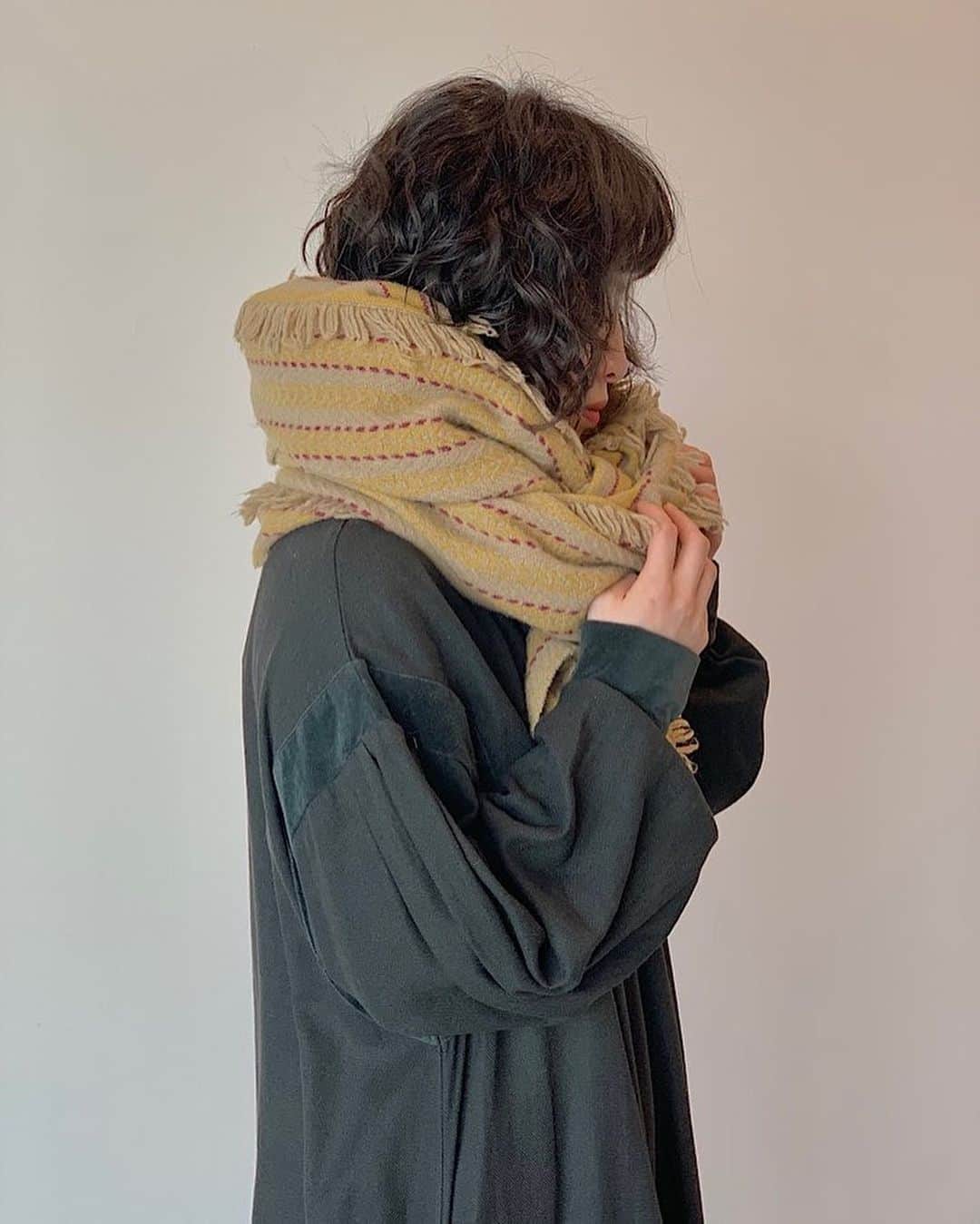 ネ・ネットのインスタグラム：「ギフトにおすすめ、ネ・ネットの冬こものをご紹介。﻿ ﻿ ■FRINGE STOLE﻿ トスカーナに拠点をおく、イタリアのアクセサリーメーカー「Manifattura big」のフリンジビッグストール"ARBORE"別注カラーが登場。ヘリンボーンとストライプをミックスしたウールベースの大判ジャガードストールは、ハンドカットされたフリンジがデザインポイント。普段使いしやすい程よさの中肉厚で、立体感のある表情が身につけるだけで華やかさを添え、アクセサリーのようにコーディネートのアクセントになるアイテムです。made in Italyならではの品質のいいデザインに、ネ・ネットのコレクションにぴったりのカラーリングがマッチします。﻿ ﻿ -------------﻿ ﻿ A-net Winter Fair 開催中!!﻿ 12月4(金)〜12月31日(木)の期間、全国のネ・ネット SHOP・HUMORにて、A-net Membershipアプリご登録で対象アイテムが20％OFFとなる、A-net Winter Fairを開催中です。この機会にぜひ、ご利用ください。﻿ ※オンラインショップHUMORでは、ログイン後に表示される価格が購入価格となります。﻿ ﻿ #ネネット #nenet #新作 #new #autumn #winter #2020 #collection #fashion #tokyo #stole #fringe #ストール #フリンジ」