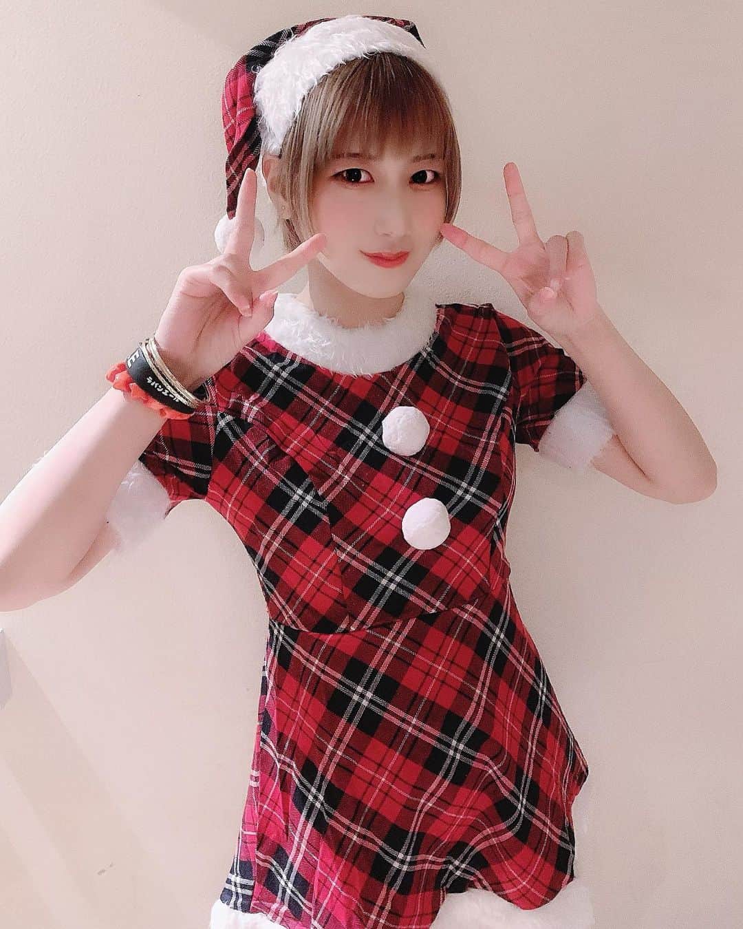 のインスタグラム：「クリスマス週間 はじまってるよーん🎅🏻🎄✨ . #サンタコス #サンタ #コスプレ #クリスマス #ライブ #イベント #アイドル #モデル #コスプレイヤー  #christmas #Xmas #cosplay  #cosplayer #cosplaygirl #japanesegirl #japan  #live #idol #model #event」