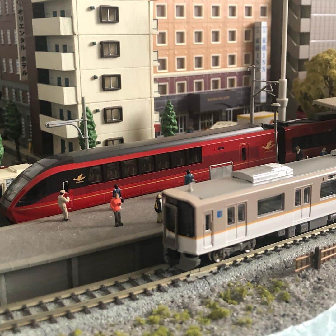 山本隆弥さんのインスタグラム写真 - (山本隆弥Instagram)「ついに発売！ TOMIXの近鉄名阪特急 80000系ひのとり！ 鮮やかな赤色の車体、 ロゴマークも忠実に再現されています。 パーフェクトな製品化！  山本電気鉄道に入線。  まもなく廃止になる 近鉄特急12200系とのコラボが みられるのも残りわずかです！ 先頭車両の行先表示は 私が大阪で一番大好きな街である 大阪上本町行きにしています！！  #近鉄 #近畿日本鉄道 #ひのとり #ひのとり80000系  #名阪特急  #大阪難波#大阪上本町#近鉄名古屋 #鉄道模型 #山本電気鉄道」12月21日 12時13分 - ytv_yamamoto_railway