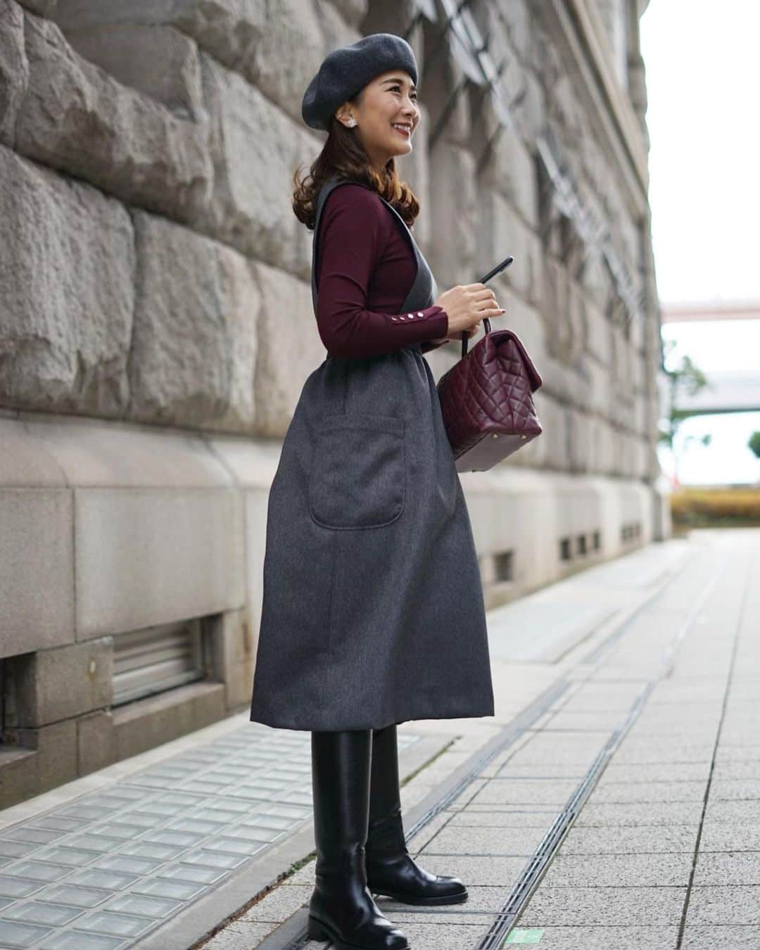 Mai Wakimizuのインスタグラム：「グレーと相性の良いボルドー。ニットとbagを同色でスタイリング。この色組み合わせ、私的に新鮮で好き♡スカート部分の絶妙なフレアシルエットにも拘っていて、あえてボリュームを出し過ぎないことでシーン選ばず着れるように♡両サイドのbigポケットは機能性はもちろん、コーデのアクセントにもなります♡ #wakkinstyle#ootd#coordinate#ママコーデ tops:#zara dress:#linkable @linkable_official(今週24日発売予定) bag&shoes:#chanel hat:#ca4la」