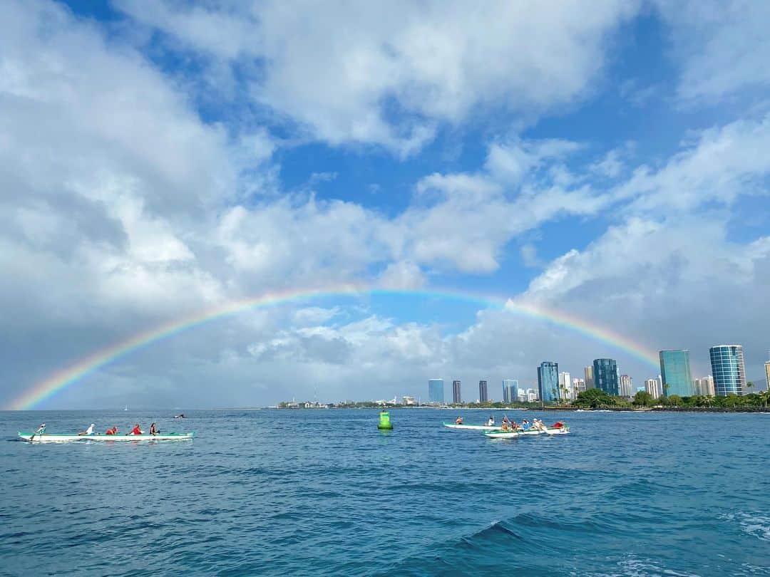 工藤まやさんのインスタグラム写真 - (工藤まやInstagram)「Sunday Morning🌈鯨は見えなかったけど大きな虹とかわいいサンタに会えた。白いエルビスみたいなのも。  #ハワイ #hawaii #merrychristmas  #rainbow #instadaily」12月21日 12時22分 - mayahawaii325
