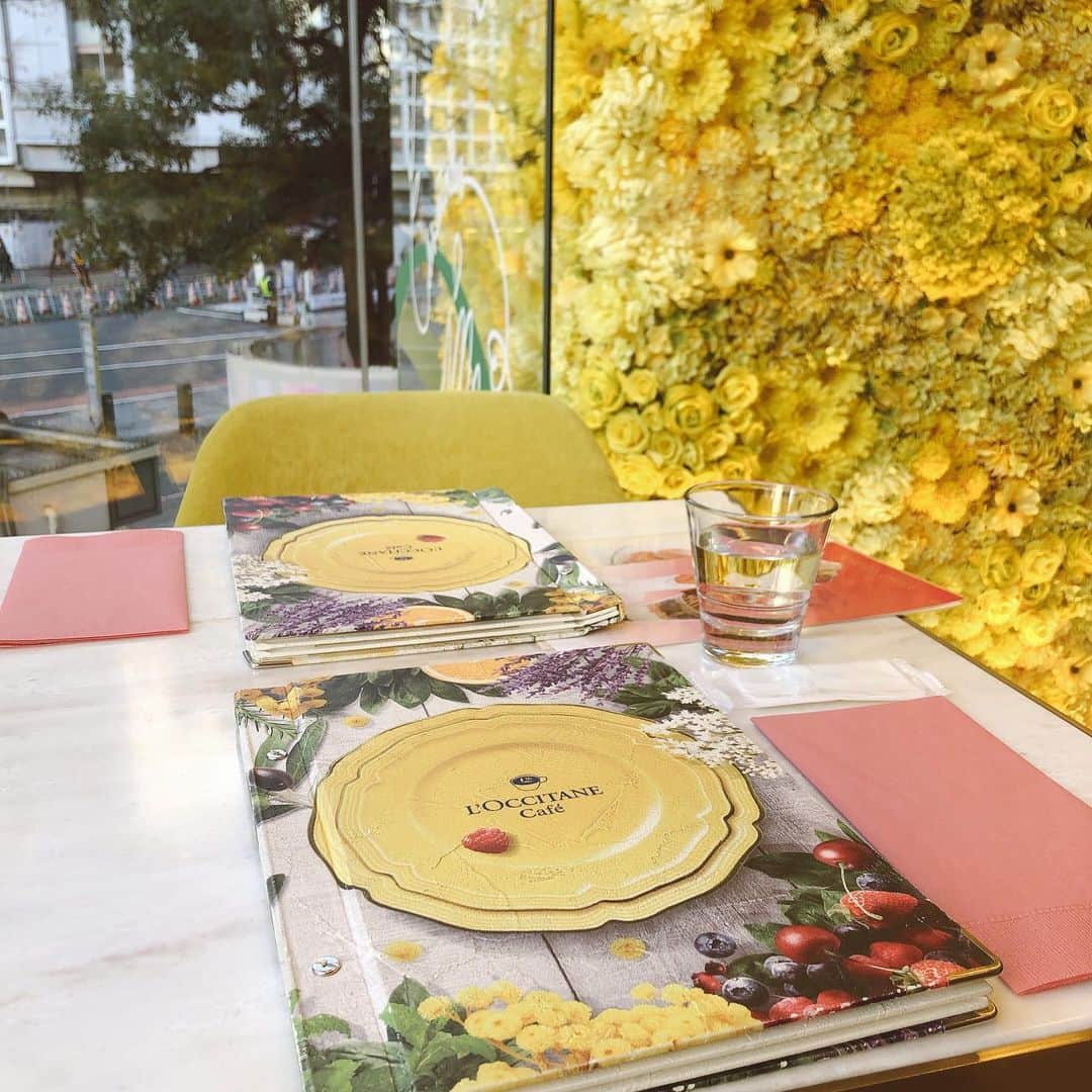 山下聖良さんのインスタグラム写真 - (山下聖良Instagram)「ロクシタンカフェ☕️  数年ぶりに訪れたロクシタンカフェ🍰 上京してした時にこのクリームブリュレを食べて感激したなぁ😌 懐かしい気持ちを思い出した。 そして変わらず美味しかった✨  #ロクシタンカフェ #ロクシタン #クリームブリュレ #東京カフェ　#渋谷カフェ #抹茶　#カフェ」12月21日 12時24分 - yamashita_seira