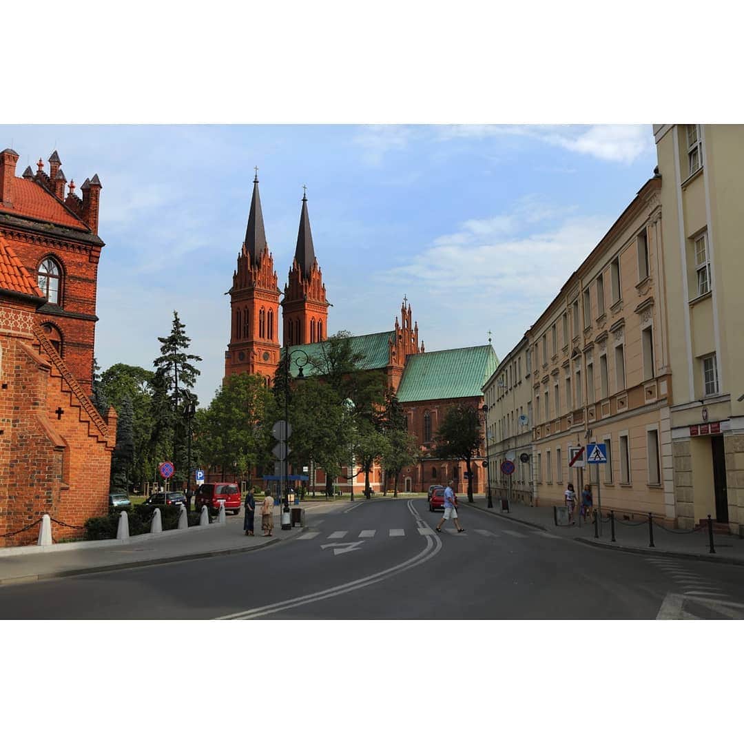テレビ朝日「世界の街道をゆく」さんのインスタグラム写真 - (テレビ朝日「世界の街道をゆく」Instagram)「ヴィスワ川に沿って続くポーランド中部の国道。自動車や自転車が行き交う幹線道路が走る鉄橋は町へと続きます。通りかかった人が、ここはヴウォツワヴェクという町だと手を振ってくれました。 出会う人々が朗らかな表情を浮かべ、特産品を教えてくれます。それは19世紀からこの工房で造られている陶器でした。型取りの女性職人に、素材となる土はこの地方で採れるのかと訊ねると、ヴィスワ川を通って、各地から集められて来た土だと、答えてくれました。 カラフルな絵の具を使って施される絵付け。気がつけば、働いているのは女性ばかり・・・。聞けば、第二次大戦時、ナチス・ドイツに抵抗するため多くの男性が徴兵されて以来、今日まで女性の仕事になったそうなのです。その色使いと光沢は、ヴィスワ川河畔の景色を思わせてくれました。  #世界の街道をゆく #キヤノン #テレビ朝日 #坂東巳之助 #canon #歴史ゆかしき河畔の道 #ポーランド #ヴウォツワヴェク #POLAND #RzeczpospolitaPolska #Włocławek」12月21日 12時34分 - tvasahi_kaidou