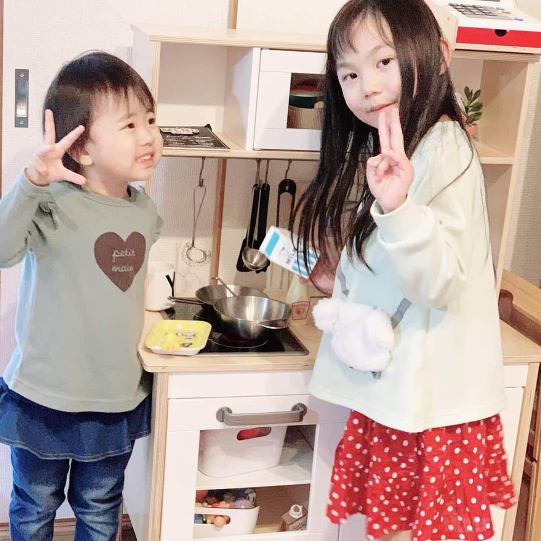 のインスタグラム：「親友親子が遊びに来てくれたよ💕 お姉ちゃんにたくさん遊んでもらってよかったね🥰 また来てくれる？って聞いてくる😂また遊びに来てくれるといいね✨✨ 親友ちゃんの起業祝いでモエシャン🍾してママたちも楽しかった♥️ ♡ ♡ ♡ ♡ #3歳 #3歳2ヶ月 #女の子ママ #姉妹ママ #kidsfashion #キッズコーデ #キッズファッション #今日のコーデ #petitmain #プティマイン #子供のいる暮らし #おうち時間 #ootd #outfit #リビングインテリア #interiordesign #ikea購入品 #おままごとキッチン」