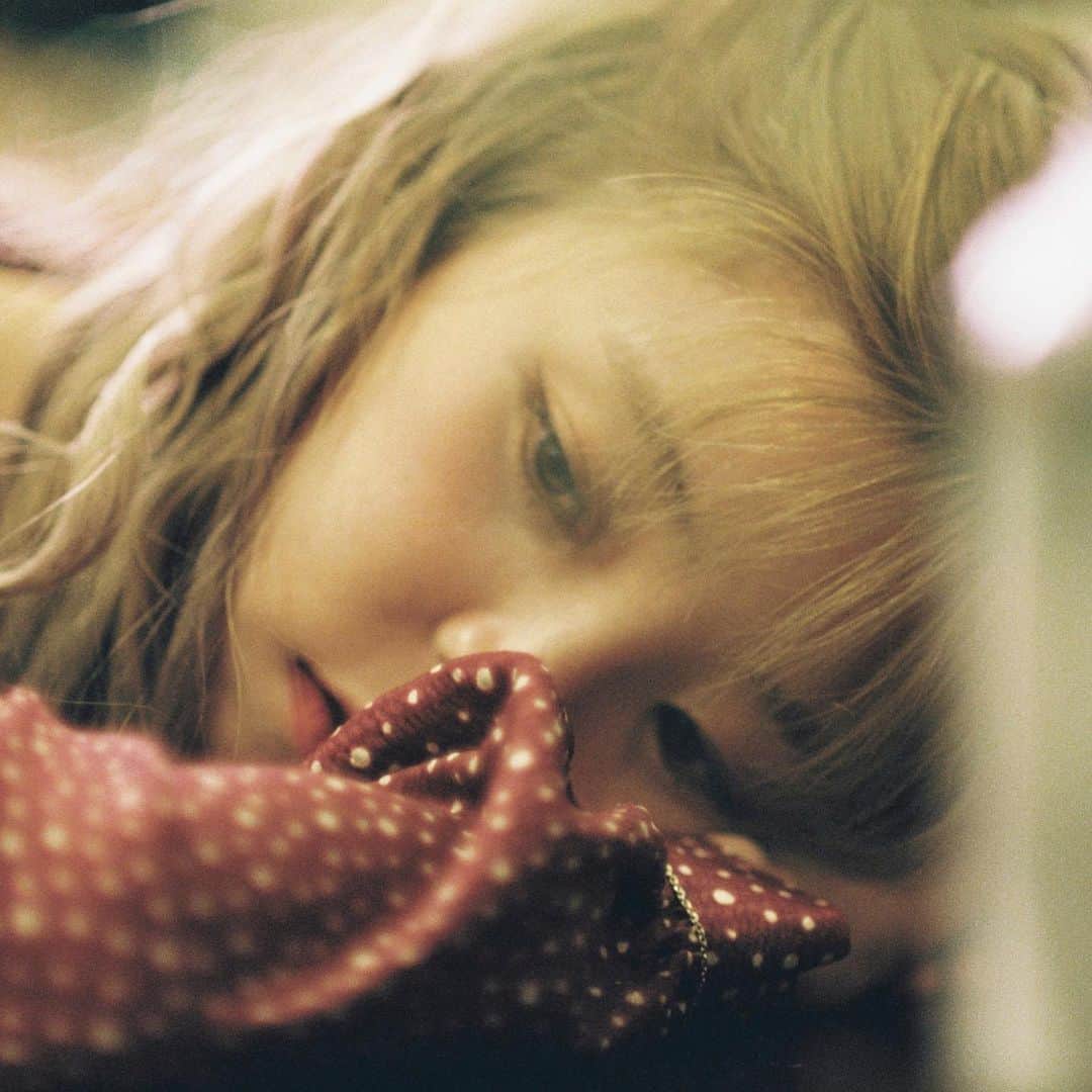 ヘイニさんのインスタグラム写真 - (ヘイニInstagram)「Album cover [상상여행]🪂✨🌻 안녕하세요 혜이니입니다.  대낮부터 늘어지게 자고있는 강아지 영수와 조용한 움직임을 가지고 살아가는 식물들에게서 위안을 받아 이 곡을 작업하게 되었습니다. 지난 것들의 대한 나의 그리움이 민들레 홀씨처럼 후 하고 불면 날아가 기분 좋은 상상으로 바뀌길 바래봅니다. _ 가수 혜이니는 지금 삐죽삐죽 털갈이를 하고 있는 새처럼 2차성징을 겪으며 홀로서기를 하는 중입니다.  겁도 났지만 저를 응원해주고 좋아해주는 사람들이 있어서 용기가 생겼어요. 상황이 좋지 않아도 , 조금 느리더라도 계속 노래 할게요. 지켜봐주세요 함께한 고마운 성종 대표님과  제게 힘을 주시고 그래서힘빠지시는 오민감독님(🐣) , 꼭 함께 하고싶던 기식작가님😣 , 찰떡호흡 Hy.J , 보고싶은 왕십리만물술사님 , 정욱오빠 , 권남우 기사님 , 촬영장까지 와준 제이미온니 , 장호감독님 , 진희언니 , 영화언니 , 마음언니 , 류지 , 고마워요.  감사합니다.  _ #상상여행 #혜이니 #heyne #imagine」12月21日 12時27分 - hye2nk