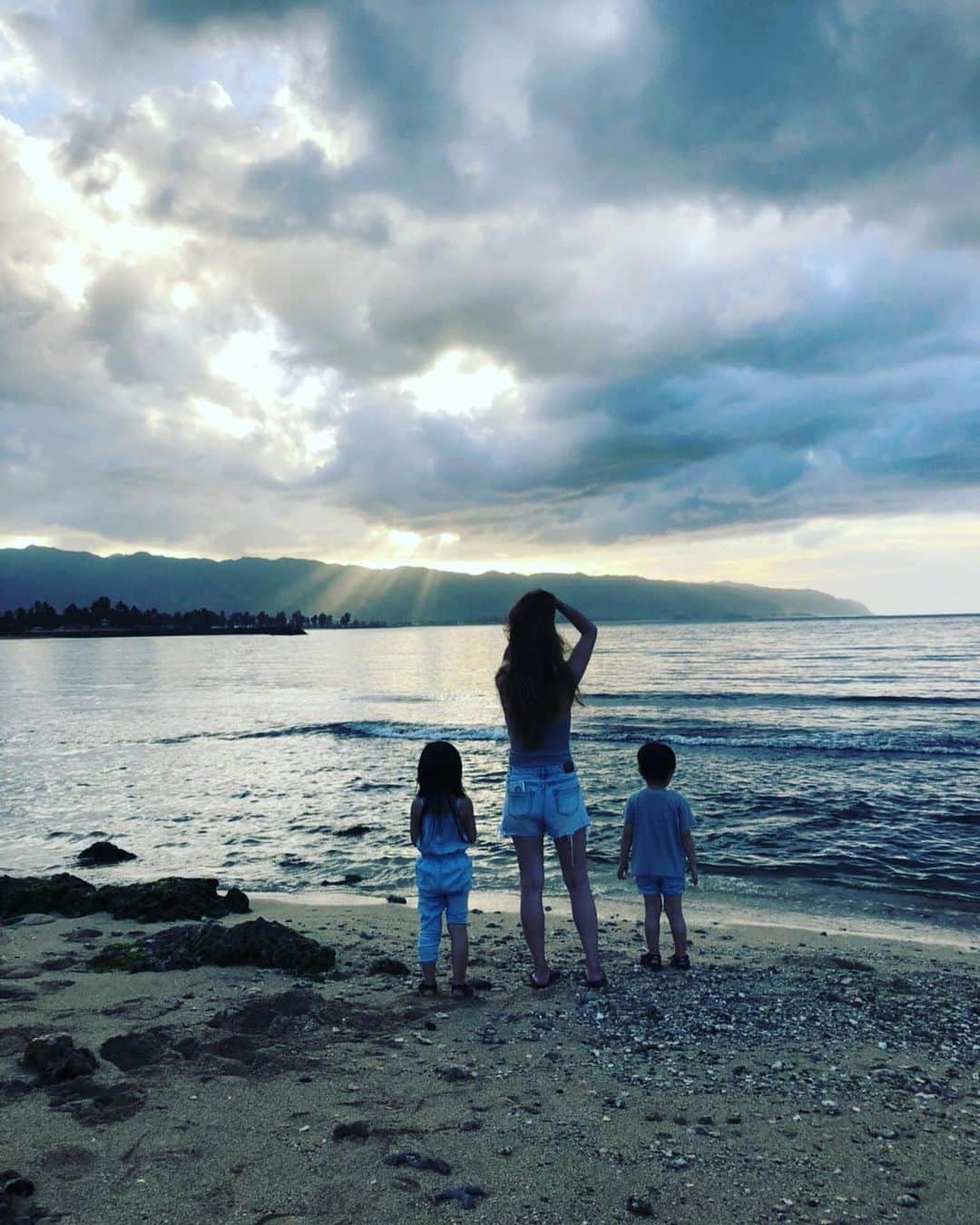 加織のインスタグラム：「寒いよー🥶さむいよー。 去年の今頃はHawaiiで毎日ニマニマしてたなー(笑)最高の思い出🤍 早く世界が落ち着きを取り戻します様に🙏🏻🙏🏻🙏🏻」