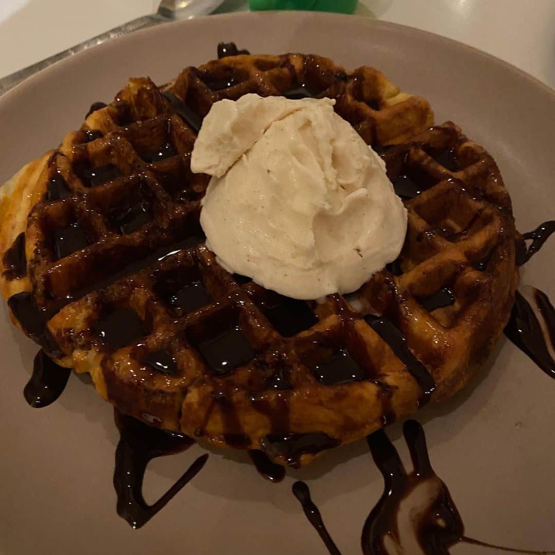 アダム・シャピロのインスタグラム：「Got a waffle maker. Went straight to Liege and ice cream. Thank you @ktqlowes」