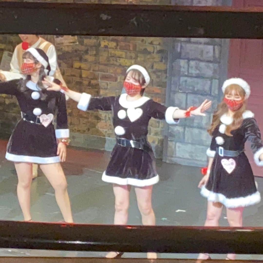 まりんさんのインスタグラム写真 - (まりんInstagram)「先週、ホリエモンさん(@takapon_jp )主演のミュージカル『クリスマスキャロル2020』を見に行く機会をいただいたので、おもちさんと見に行ってきました🎄🌟 . . いなりさんも出演されていてとっても素敵でした🧸💘💘お疲れ様でした！笑いもありつつ、大切なことを思い出させてくれる素敵な内容だったし、とっても素敵なお席で美味しいお食事をいただきながらのミュージカルは最高でした🥺🥺💗 . . 12/24-25と神戸にて公演があるので、ぜひ見に行ってみてください⭐︎ . #クリスマスキャロル  #クリスマスキャロル2020#クリスマス#ミュージカル#冬#ホリエモン#dinner #シャンパン」12月21日 12時32分 - marin_burlesque