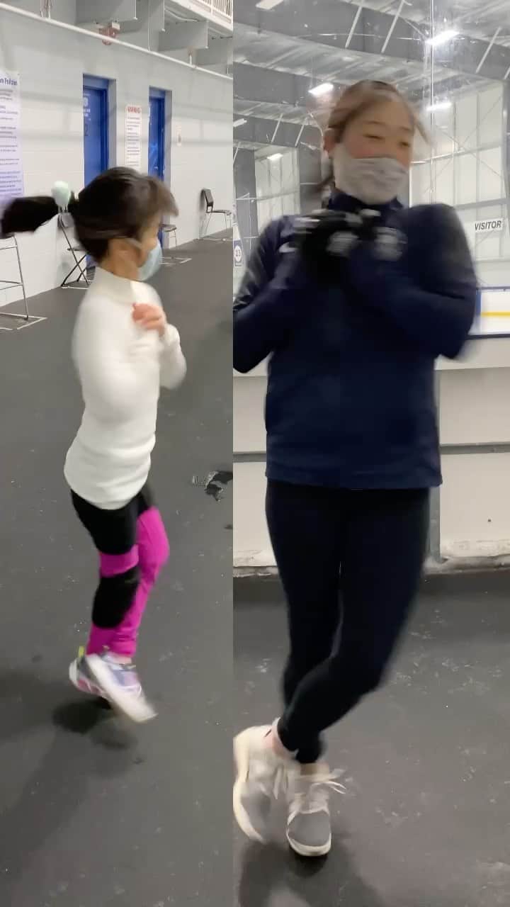 長洲未来のインスタグラム：「I’m notoriously bad at off-ice, so I’m working with my student on the spinner to improve our air positions....she’s clearly better than I am already! 😂   @thepocketspinner」