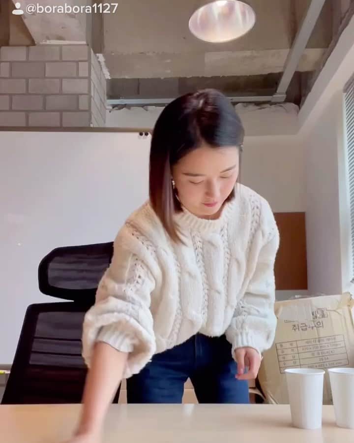 ナム・ボラのインスタグラム：「세상에서 박수 받는게 제일 쉅다!! ㅋㅋㅋㅋ 보라돌이 틱톡! ㅋㅋㅋ   Tictoc: borabora1127   https://vt.tiktok.com/ZSnUM9MU/  놀러와유🙂」