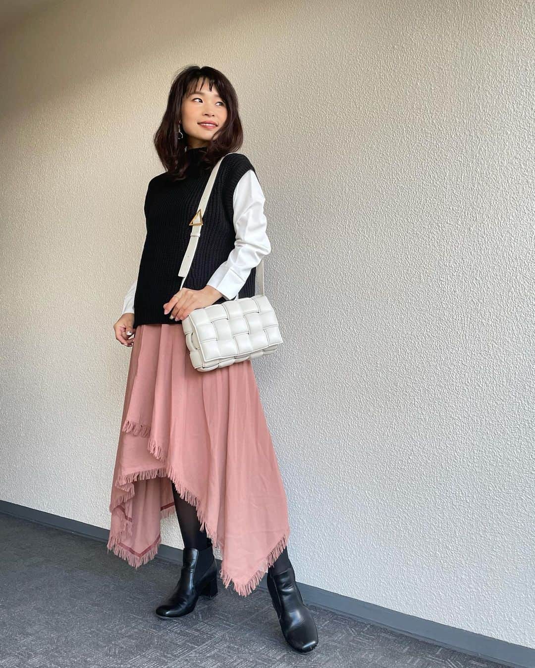 三佐和あやのインスタグラム：「#ootd ﻿ 🧥 昨日のM 1で めちゃ笑い転げましたw  起きたらもうテレビ出ててたから、この人たち1年間寝られへんやろなぁって思ったぁ〜 がんばってる人見ると勇気もらえるよね😂 ﻿ #code  Tops ... @grl_official  skirt ... @dresslaveofficial  boots ... @zozotown  bag ... @bottegaveneta  ﻿ #今日のコーデ #今日の靴 #今日の服 #冬コーデ  #スカートコーデ  #きょコ #シンプルコーデ #大人カジュアルコーデ #大人コーデ #きれいめコーデ #きれいめカジュアル #ママ #ママコーデ #ママファッション #お洒落 #fashion #fashiongram #fashionista」