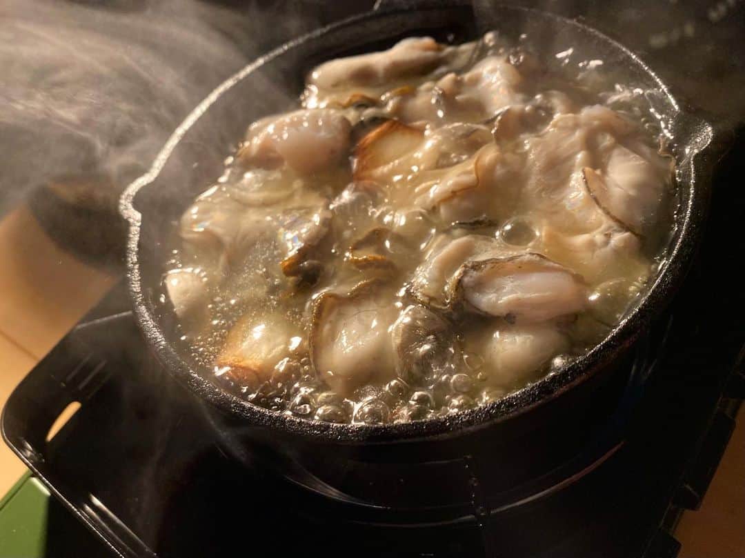 のインスタグラム：「🔥 🔥 🏕 🍢 冬 貸 切 キ ャ ン プ 🔥 🔥  2020年おもひでCamp絵日記  No密キャンプ  牡蠣アヒージョが美味しすぎた  寒かったけどぽかぽか  寒いの嫌いだけど  寒い中温まっていくのは  最高に幸せ  2020年  本当にいろいろなキャンプをした。  幸せでした。。  2021年  コロナ対策の中でも  楽しく美味しく元気に  過ごせる方法で  キャンプは絶対欠かせない  #キャンプ飯 #牡蠣 #アヒージョ #camp #冬キャン #おでん #アヒージョ #no密 #貸切 #2020 #おもひで」