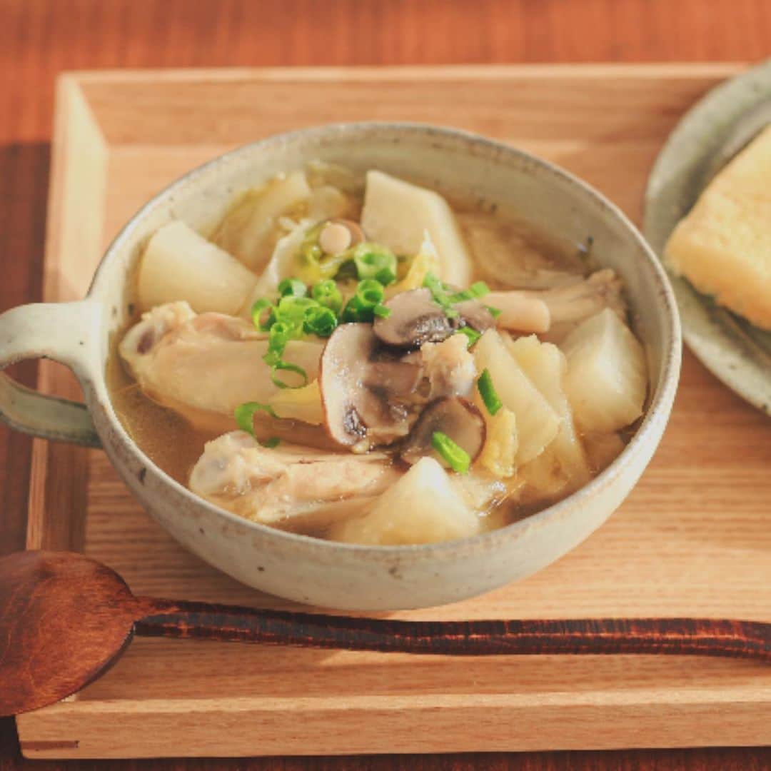 Kaori from Japanese Kitchenさんのインスタグラム写真 - (Kaori from Japanese KitchenInstagram)「【久々のちゃんとしたレシピ】鶏手羽、マッシュルーム、大根のあったかスープ。 ・ ・ こんにちは。 先週から寒くなりましたね。 ということでそんな季節にぴったりな 簡単で美味しいスープのレシピをご紹介させてください。 すべての具材を切って鍋に入れるだけですので 余計な手間はかかりません。 「甘酒」を使うことで 顆粒調味料を使わずとも味に深みが出ますし、 料理上手なこなれ感？笑を演出できると思うので 料理が苦手な方こそ作ってみてほしいです笑 二日酔いや外食続きで胃が疲れている時におすすめ。 ・ 【薬膳の話】 今日はマッシュルームの話。 このスープのキーとなる食材です。 「健胃」「補腎」という効能を持っており 簡単に言うと、胃の働きを調える効能や 腎の働きを助ける効能を持っている食材。 腎は体内の水分代謝のコントロールや ホルモン・生殖器にも関わる臓器と言われています。 寒さに弱いため、冬は腎を補いましょう、と 薬膳の世界では言われております。 マッシュルームは秋〜冬が旬ですので 冬のマッシュルーム、おすすめです。 ・ ・ 📝レシピ📝 ・ ＜材料＞ * ★水　2カップ * ★甘酒（米麹タイプ）　1パック * ★濃い口しょうゆ　小さじ1 * ★料理酒　小さじ1 * ★塩　小さじ1 * ごま油　小さじ1 * 鶏肉　手羽中　12本 * 白菜　1/8本 * しめじ　1/2株 * マッシュルーム　3個 * 大根　1/4本 * しょうが　2片 * にんにく　1片 * 小ネギ　適量 ・ ・ ＜レシピ＞ 1.鶏肉を軽く水ですすぐ。 2.マッシュルームは薄切り、しめじは食べやすい大きさに切る。白菜はザク切り、大根は5mm幅のいちょう切りにする。 3.しょうが、にんにくは皮を剥いてすりおろし、★と一緒に鍋に入れる。 4.スープを入れた鍋に、1と2の具材をすべて入れて中火で煮込む。 5.沸騰したら弱火にして、大根が透明になったら火を止めてごま油を加える。 6.器に盛り付けて、小ネギを散らしたら完成。 ・ ・ ニュートリライト✕フーディーテーブルの企画でレシピ開発させていただきました。 ・ ・ ・ #おうちごはん #簡単レシピ #清岡幸道 #家庭料理 #自炊 #底力マッシュルームレシピ #負けない体づくり #底力を上げよう #ニュートリライト #ad #薬膳」12月21日 12時47分 - coco_kontasu