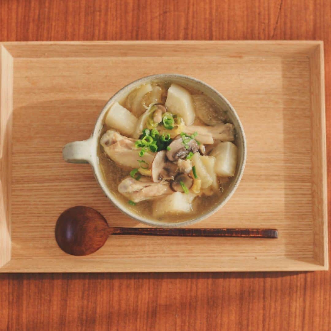 Kaori from Japanese Kitchenさんのインスタグラム写真 - (Kaori from Japanese KitchenInstagram)「【久々のちゃんとしたレシピ】鶏手羽、マッシュルーム、大根のあったかスープ。 ・ ・ こんにちは。 先週から寒くなりましたね。 ということでそんな季節にぴったりな 簡単で美味しいスープのレシピをご紹介させてください。 すべての具材を切って鍋に入れるだけですので 余計な手間はかかりません。 「甘酒」を使うことで 顆粒調味料を使わずとも味に深みが出ますし、 料理上手なこなれ感？笑を演出できると思うので 料理が苦手な方こそ作ってみてほしいです笑 二日酔いや外食続きで胃が疲れている時におすすめ。 ・ 【薬膳の話】 今日はマッシュルームの話。 このスープのキーとなる食材です。 「健胃」「補腎」という効能を持っており 簡単に言うと、胃の働きを調える効能や 腎の働きを助ける効能を持っている食材。 腎は体内の水分代謝のコントロールや ホルモン・生殖器にも関わる臓器と言われています。 寒さに弱いため、冬は腎を補いましょう、と 薬膳の世界では言われております。 マッシュルームは秋〜冬が旬ですので 冬のマッシュルーム、おすすめです。 ・ ・ 📝レシピ📝 ・ ＜材料＞ * ★水　2カップ * ★甘酒（米麹タイプ）　1パック * ★濃い口しょうゆ　小さじ1 * ★料理酒　小さじ1 * ★塩　小さじ1 * ごま油　小さじ1 * 鶏肉　手羽中　12本 * 白菜　1/8本 * しめじ　1/2株 * マッシュルーム　3個 * 大根　1/4本 * しょうが　2片 * にんにく　1片 * 小ネギ　適量 ・ ・ ＜レシピ＞ 1.鶏肉を軽く水ですすぐ。 2.マッシュルームは薄切り、しめじは食べやすい大きさに切る。白菜はザク切り、大根は5mm幅のいちょう切りにする。 3.しょうが、にんにくは皮を剥いてすりおろし、★と一緒に鍋に入れる。 4.スープを入れた鍋に、1と2の具材をすべて入れて中火で煮込む。 5.沸騰したら弱火にして、大根が透明になったら火を止めてごま油を加える。 6.器に盛り付けて、小ネギを散らしたら完成。 ・ ・ ニュートリライト✕フーディーテーブルの企画でレシピ開発させていただきました。 ・ ・ ・ #おうちごはん #簡単レシピ #清岡幸道 #家庭料理 #自炊 #底力マッシュルームレシピ #負けない体づくり #底力を上げよう #ニュートリライト #ad #薬膳」12月21日 12時47分 - coco_kontasu