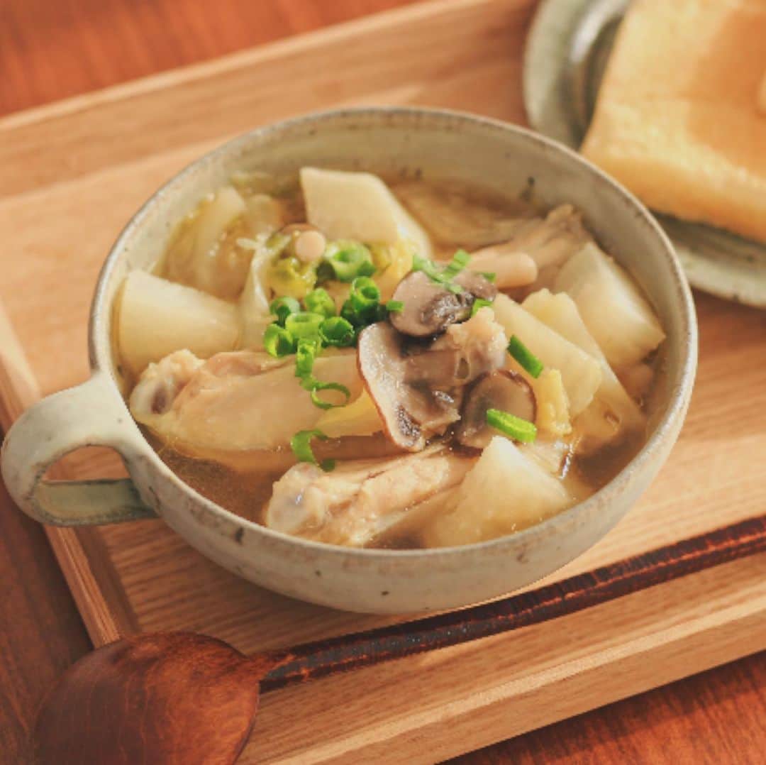 Kaori from Japanese Kitchenのインスタグラム：「【久々のちゃんとしたレシピ】鶏手羽、マッシュルーム、大根のあったかスープ。 ・ ・ こんにちは。 先週から寒くなりましたね。 ということでそんな季節にぴったりな 簡単で美味しいスープのレシピをご紹介させてください。 すべての具材を切って鍋に入れるだけですので 余計な手間はかかりません。 「甘酒」を使うことで 顆粒調味料を使わずとも味に深みが出ますし、 料理上手なこなれ感？笑を演出できると思うので 料理が苦手な方こそ作ってみてほしいです笑 二日酔いや外食続きで胃が疲れている時におすすめ。 ・ 【薬膳の話】 今日はマッシュルームの話。 このスープのキーとなる食材です。 「健胃」「補腎」という効能を持っており 簡単に言うと、胃の働きを調える効能や 腎の働きを助ける効能を持っている食材。 腎は体内の水分代謝のコントロールや ホルモン・生殖器にも関わる臓器と言われています。 寒さに弱いため、冬は腎を補いましょう、と 薬膳の世界では言われております。 マッシュルームは秋〜冬が旬ですので 冬のマッシュルーム、おすすめです。 ・ ・ 📝レシピ📝 ・ ＜材料＞ * ★水　2カップ * ★甘酒（米麹タイプ）　1パック * ★濃い口しょうゆ　小さじ1 * ★料理酒　小さじ1 * ★塩　小さじ1 * ごま油　小さじ1 * 鶏肉　手羽中　12本 * 白菜　1/8本 * しめじ　1/2株 * マッシュルーム　3個 * 大根　1/4本 * しょうが　2片 * にんにく　1片 * 小ネギ　適量 ・ ・ ＜レシピ＞ 1.鶏肉を軽く水ですすぐ。 2.マッシュルームは薄切り、しめじは食べやすい大きさに切る。白菜はザク切り、大根は5mm幅のいちょう切りにする。 3.しょうが、にんにくは皮を剥いてすりおろし、★と一緒に鍋に入れる。 4.スープを入れた鍋に、1と2の具材をすべて入れて中火で煮込む。 5.沸騰したら弱火にして、大根が透明になったら火を止めてごま油を加える。 6.器に盛り付けて、小ネギを散らしたら完成。 ・ ・ ニュートリライト✕フーディーテーブルの企画でレシピ開発させていただきました。 ・ ・ ・ #おうちごはん #簡単レシピ #清岡幸道 #家庭料理 #自炊 #底力マッシュルームレシピ #負けない体づくり #底力を上げよう #ニュートリライト #ad #薬膳」
