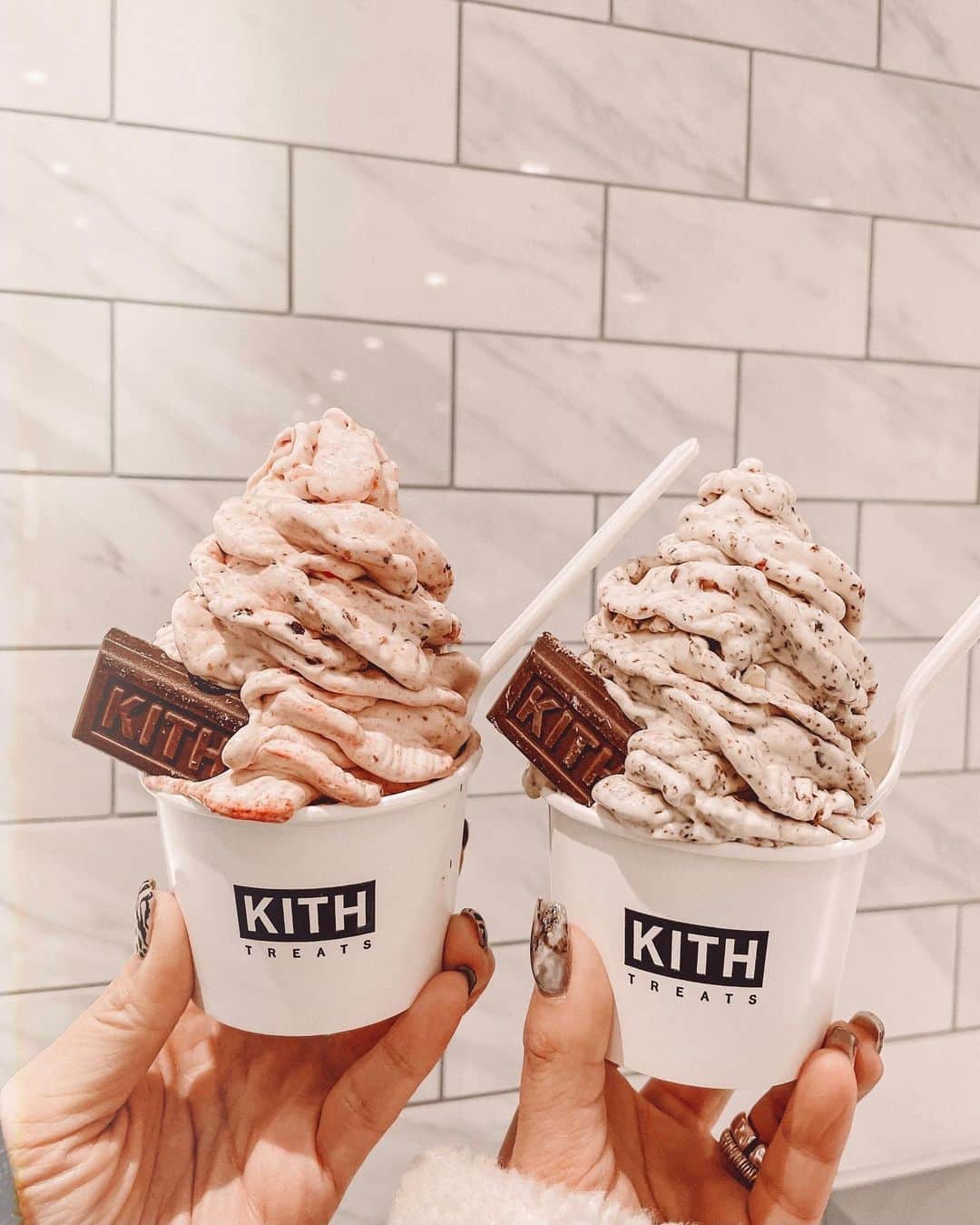 ✷kana✷のインスタグラム：「🍦🤍🍦🤍🍦 . . @kithtreatstokyo  食べたかったアイス♡♡♡ オリジナル作れるやつ！ ザクザク食感がだいすき😋 知覚過敏が年々酷くて時間掛かりましたが！笑 . #kithtreatstokyo」
